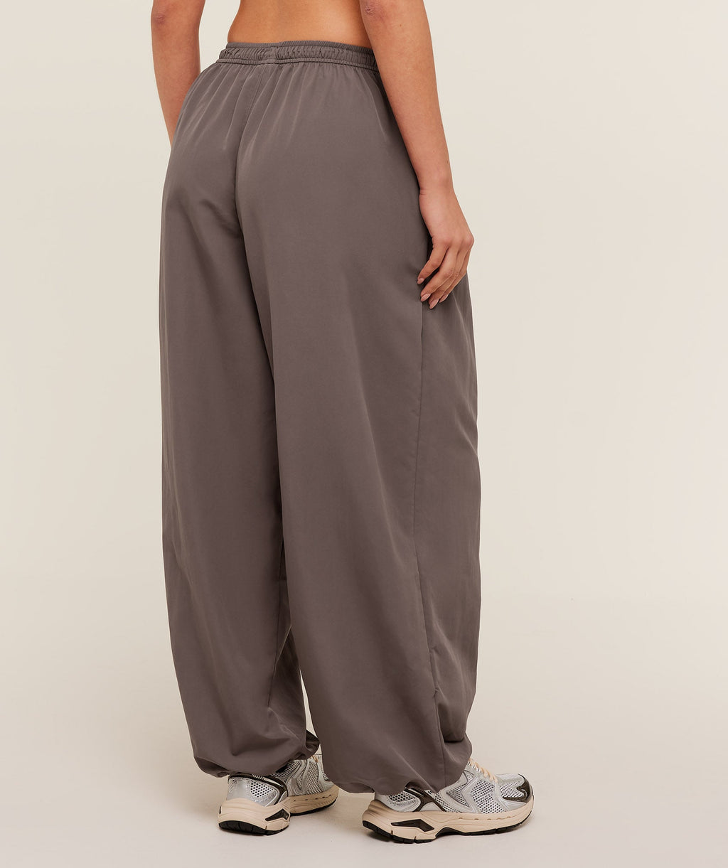 gymshark-weekend-lifestyle-parachute-pant-pants-brown-ss26