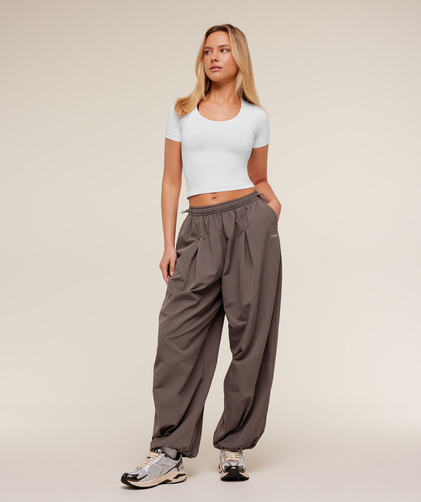 gymshark-weekend-lifestyle-parachute-pant-pants-brown-ss26