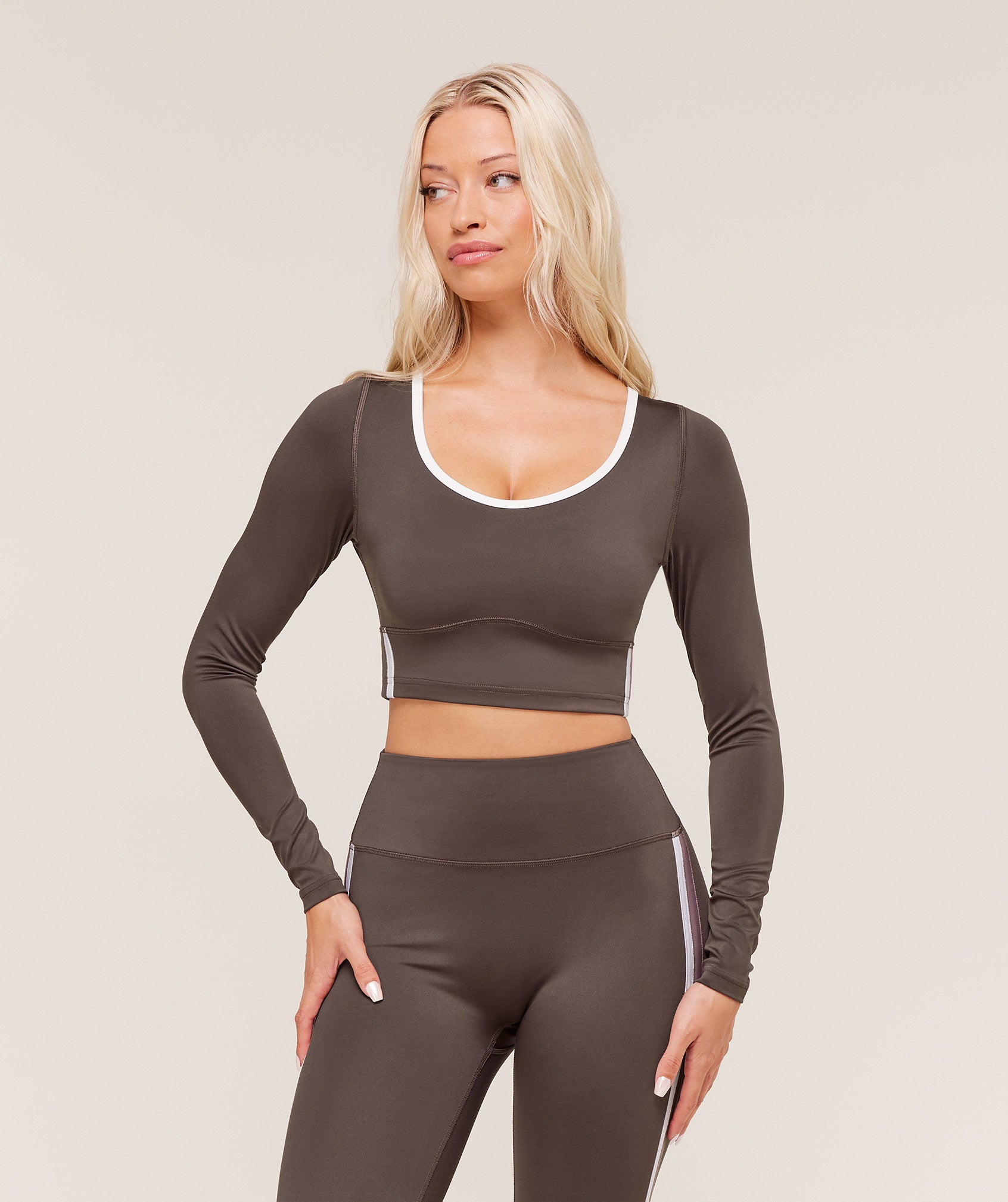 gymshark-piping-long-sleeve-crop-top-crop-tops-brown-aw25