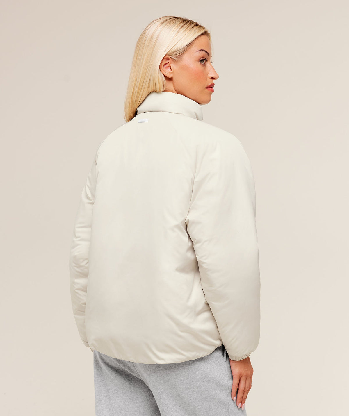 gymshark-oversized-puffer-jacket-jackets-outerwear-white-aw25