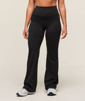 gymshark-gymshark-x-whitney-simmons-short-flared-leggings-leggings-black-ss25