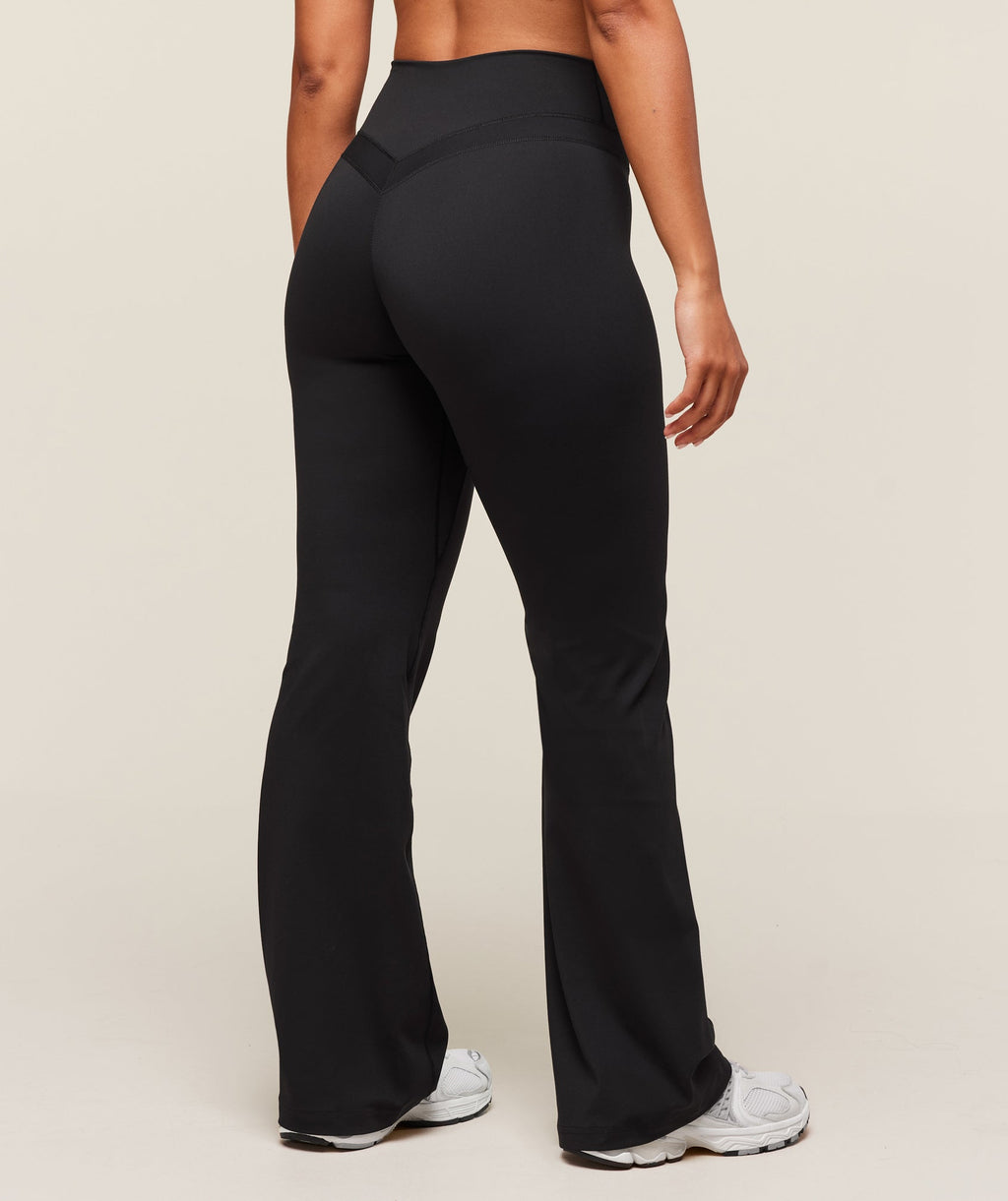 gymshark-gymshark-x-whitney-simmons-short-flared-leggings-leggings-black-ss25