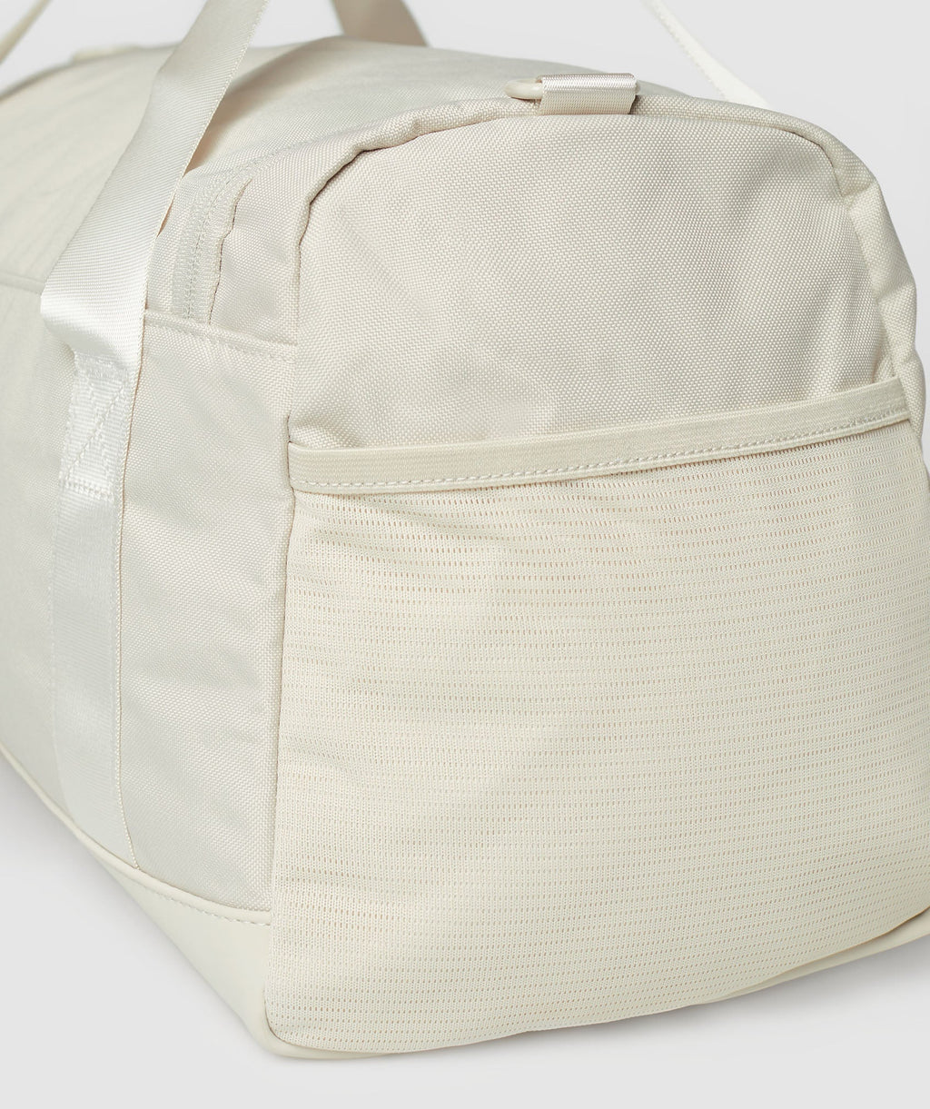 gymshark-everyday-holdall-small-pebble-grey-aw23