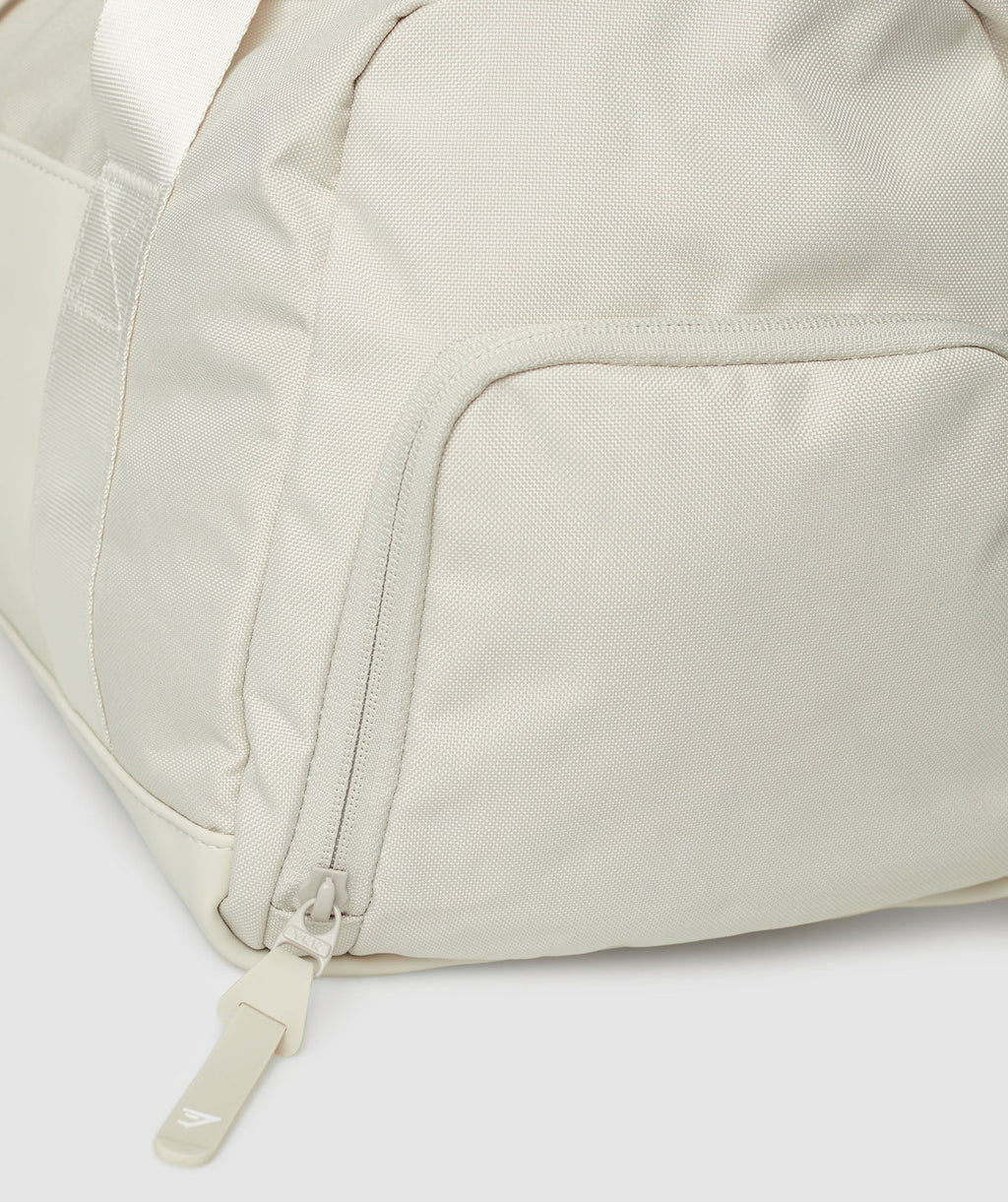 gymshark-everyday-holdall-small-pebble-grey-aw23