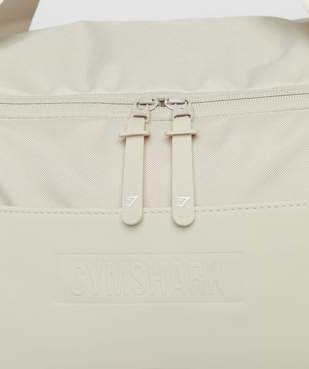 gymshark-everyday-holdall-small-pebble-grey-aw23