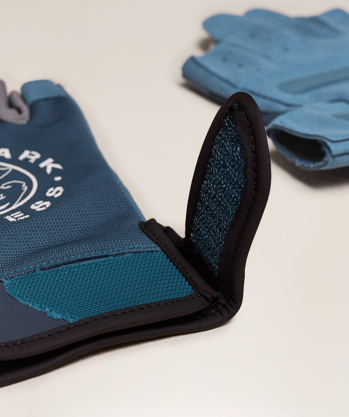 gymshark-legacy-lifting-gloves-classic-blue-ss25