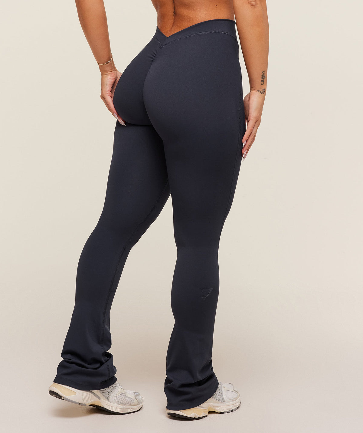 gymshark-lifting-dipped-waistband-flared-leggings-leggings-blue-aw25