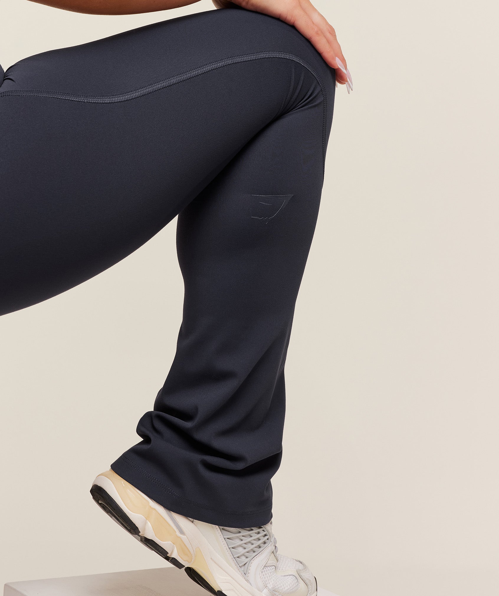 gymshark-lifting-dipped-waistband-flared-leggings-leggings-blue-aw25