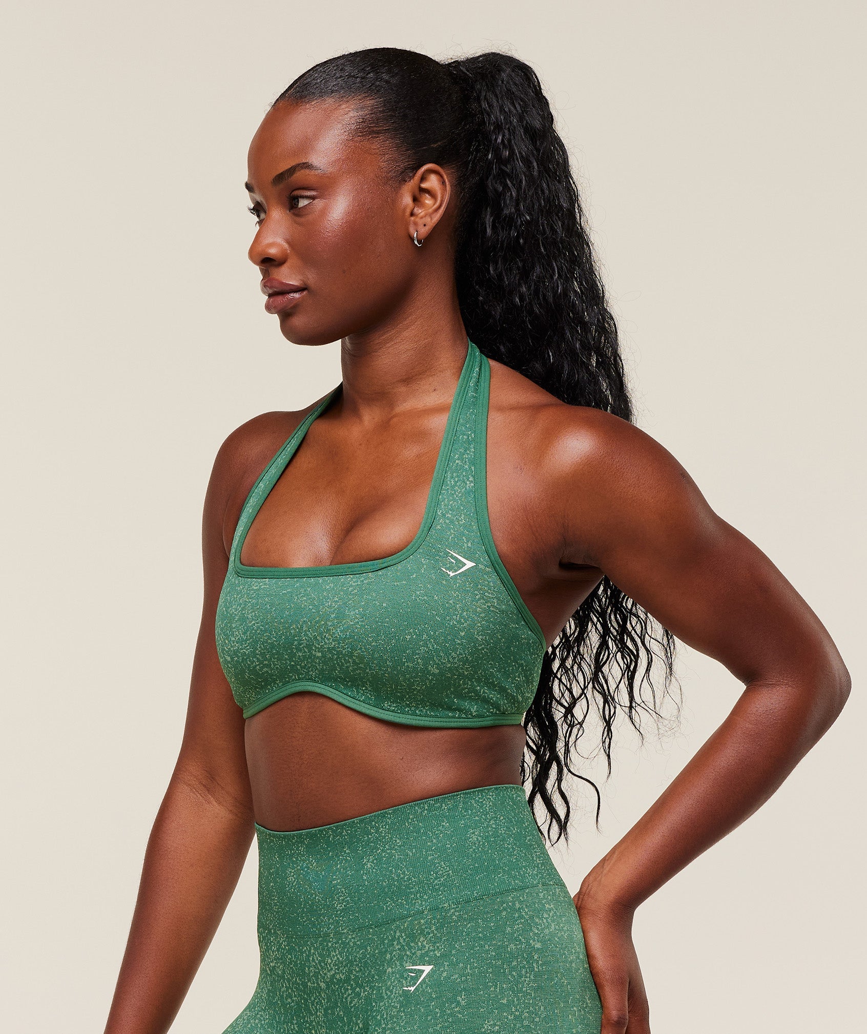 gymshark-adapt-fleck-halterneck-sports-bra-sports-bras-green-aw25