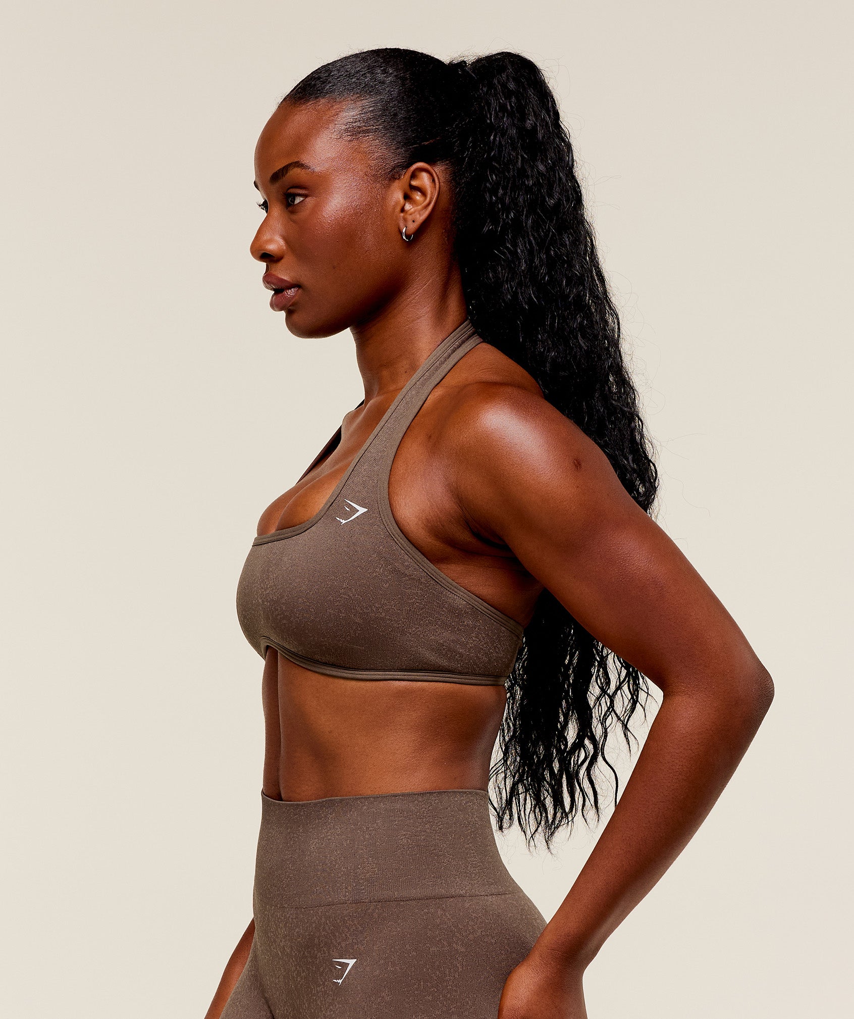 gymshark-adapt-fleck-halterneck-sports-bra-sports-bras-brown-aw25