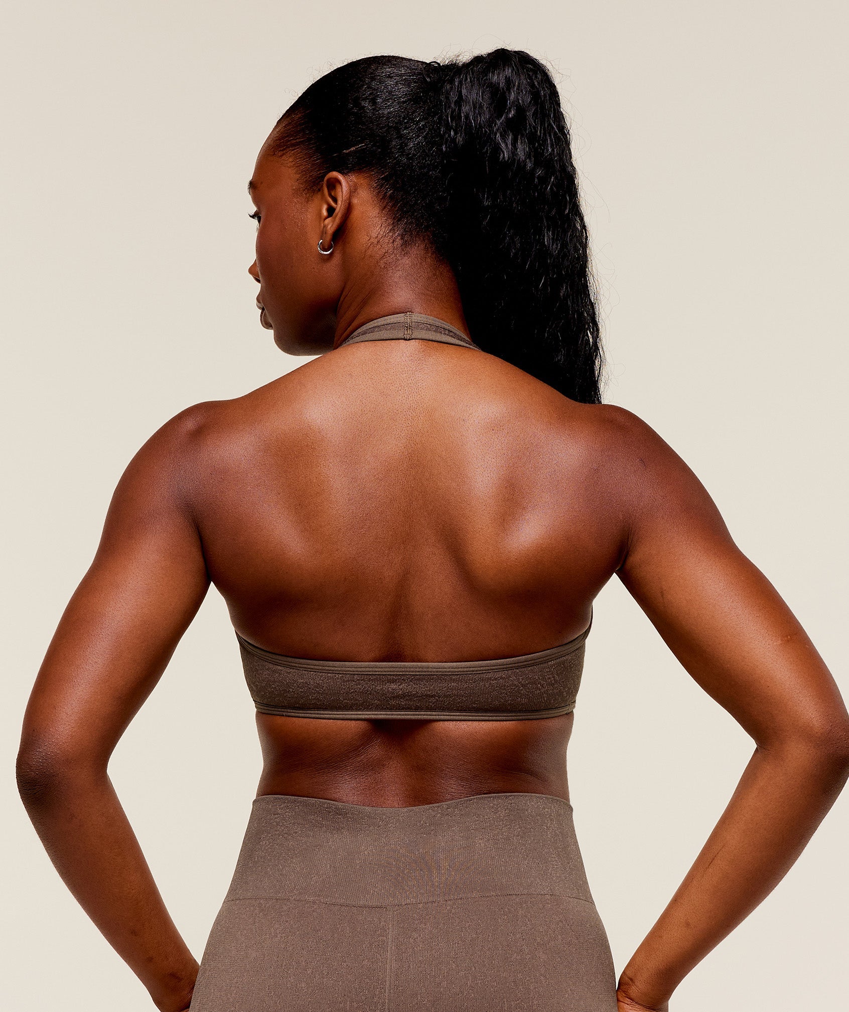 gymshark-adapt-fleck-halterneck-sports-bra-sports-bras-brown-aw25