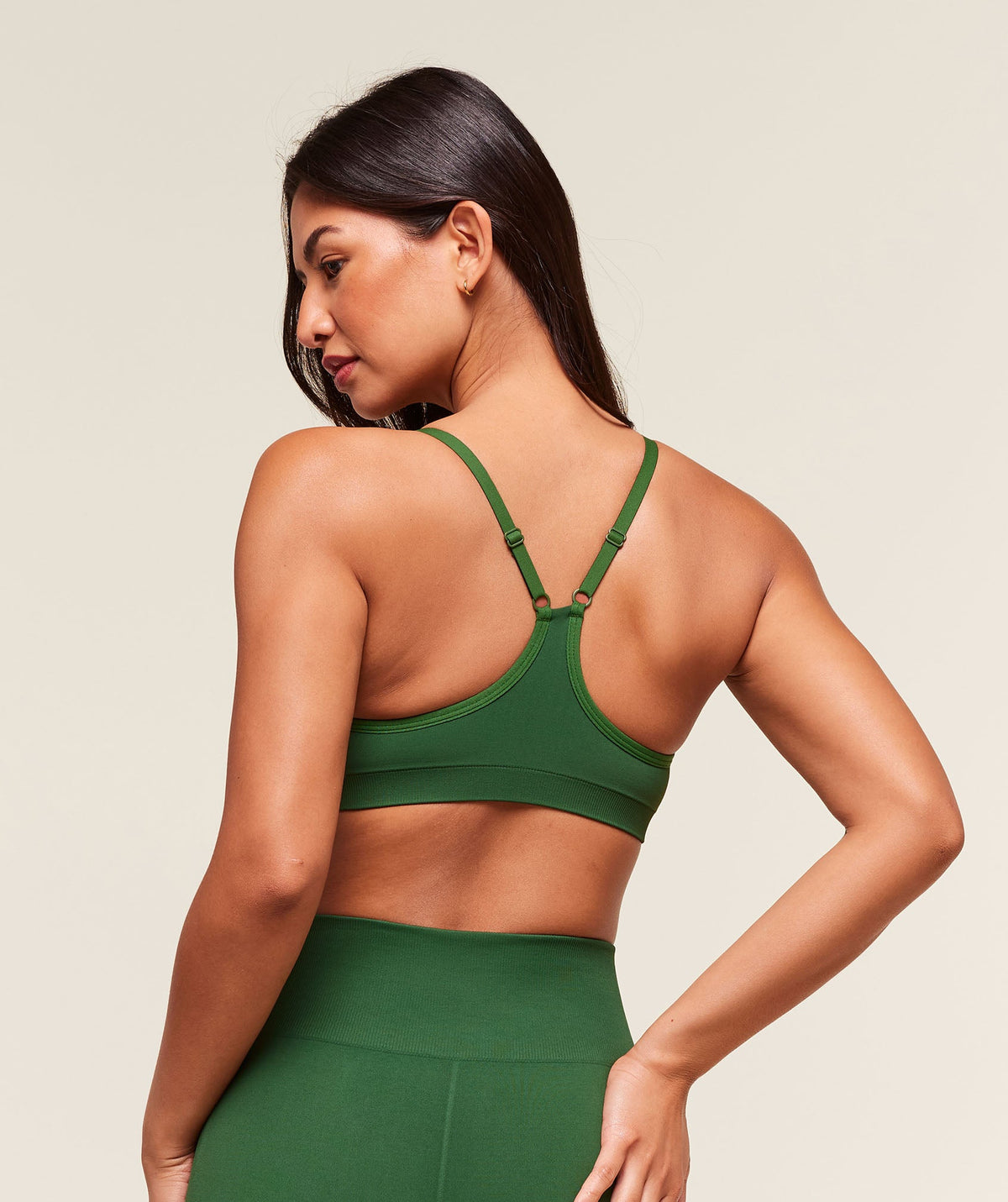 gymshark-everyday-seamless-racerback-sports-bra-sports-bras-green-aw25