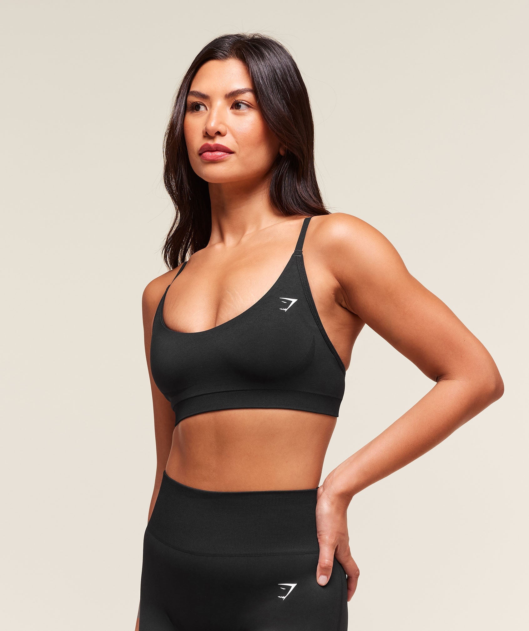 gymshark-everyday-seamless-racerback-sports-bra-sports-bras-black-aw25