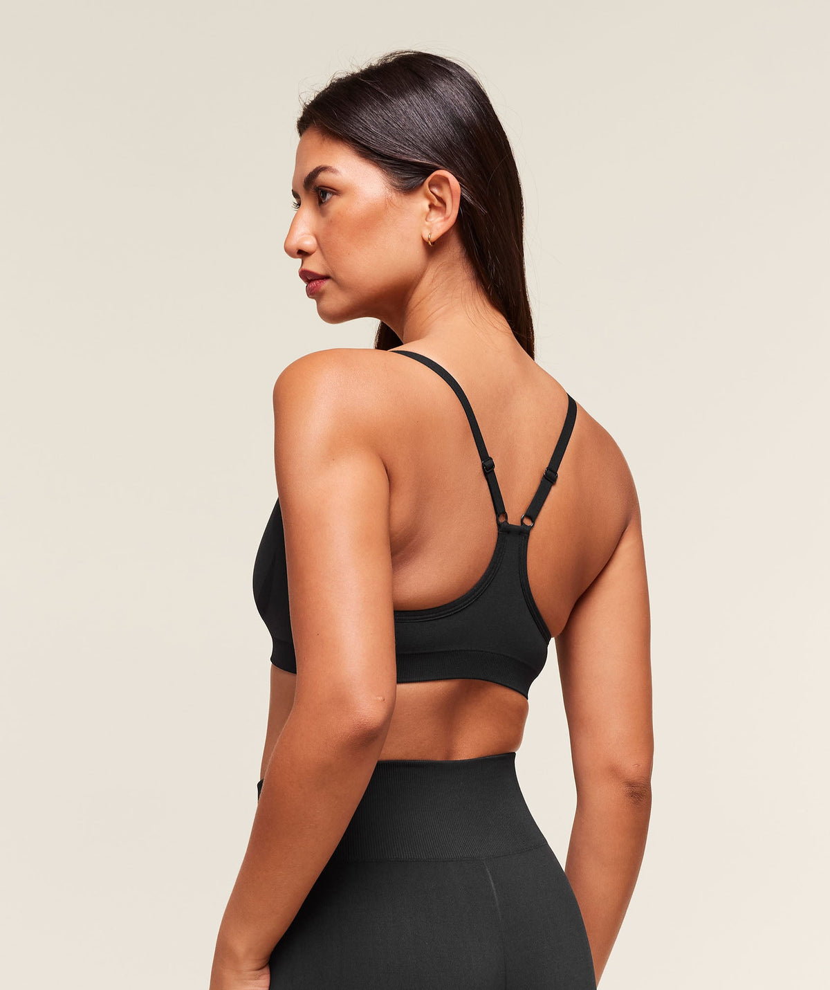 gymshark-everyday-seamless-racerback-sports-bra-sports-bras-black-aw25