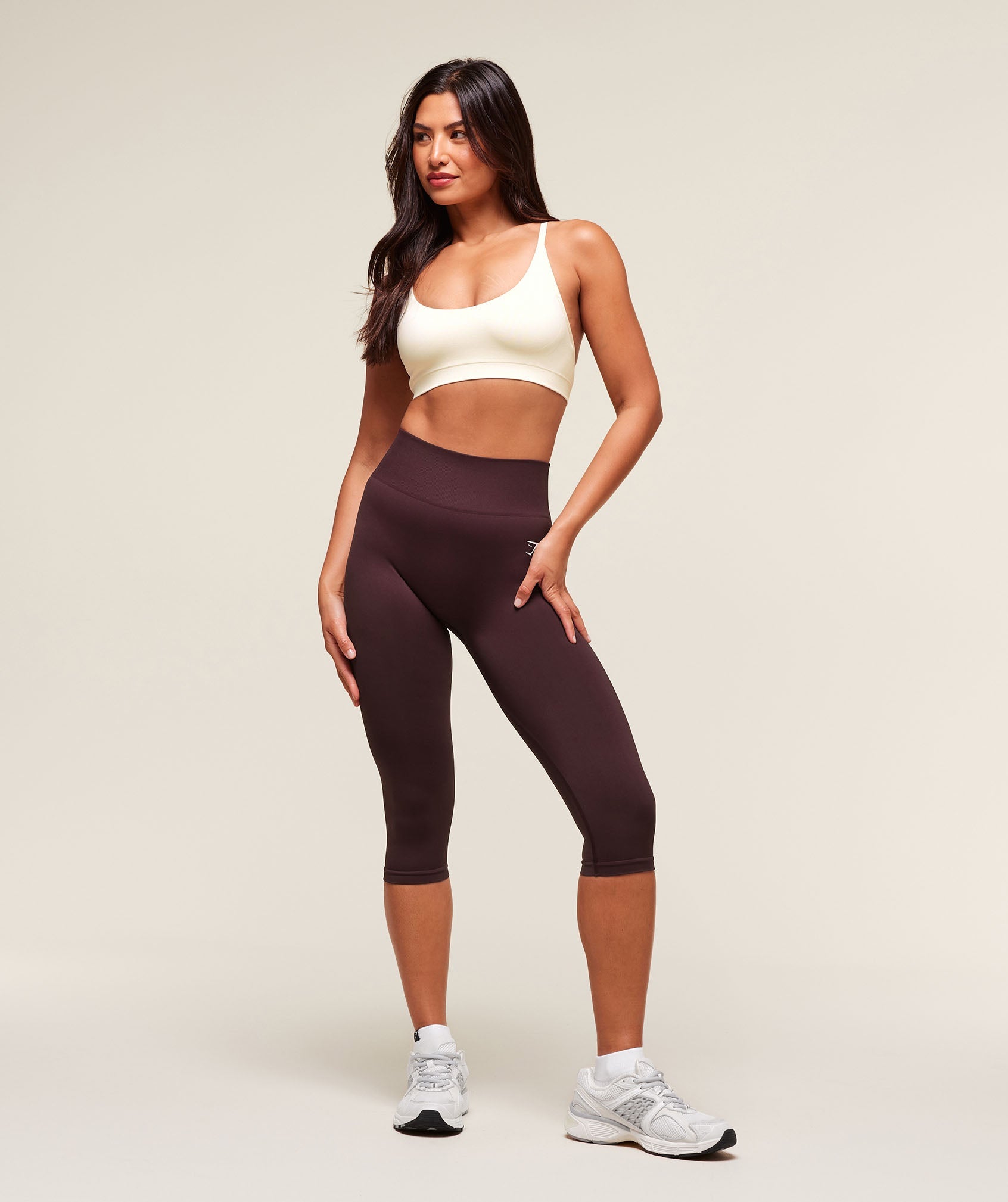 gymshark-everyday-seamless-racerback-sports-bra-sports-bras-white-aw25