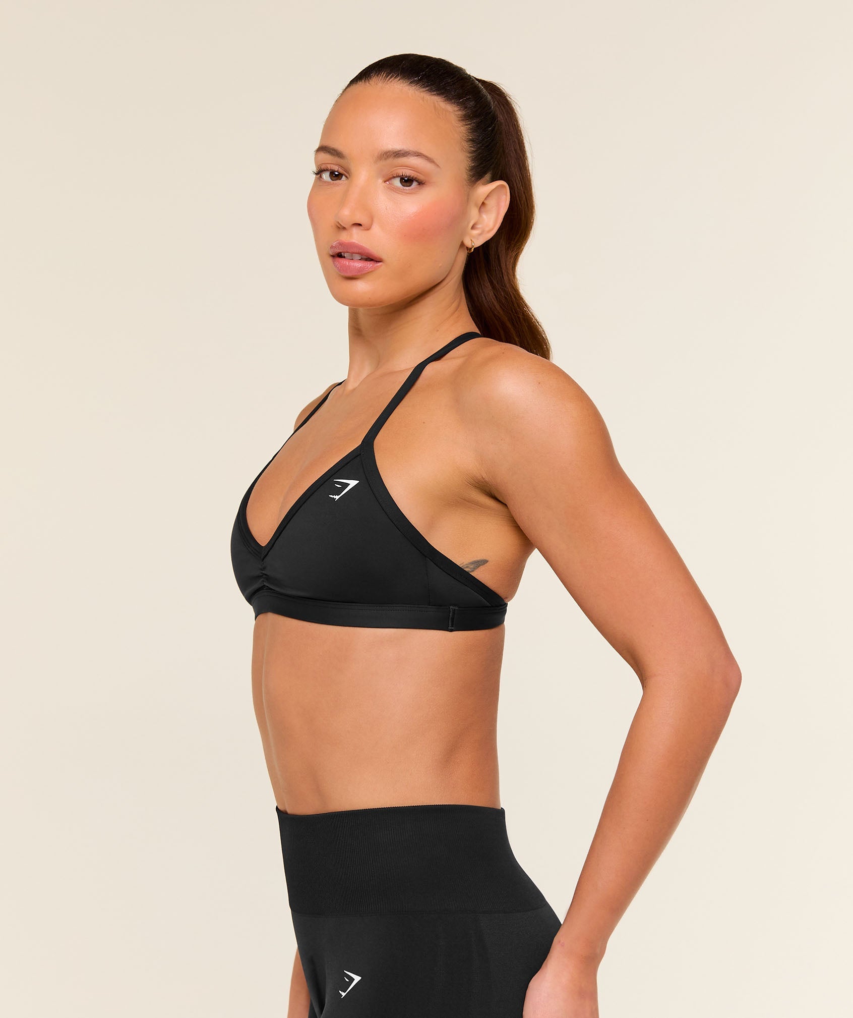 gymshark-minimal-sports-bra-black-ss22