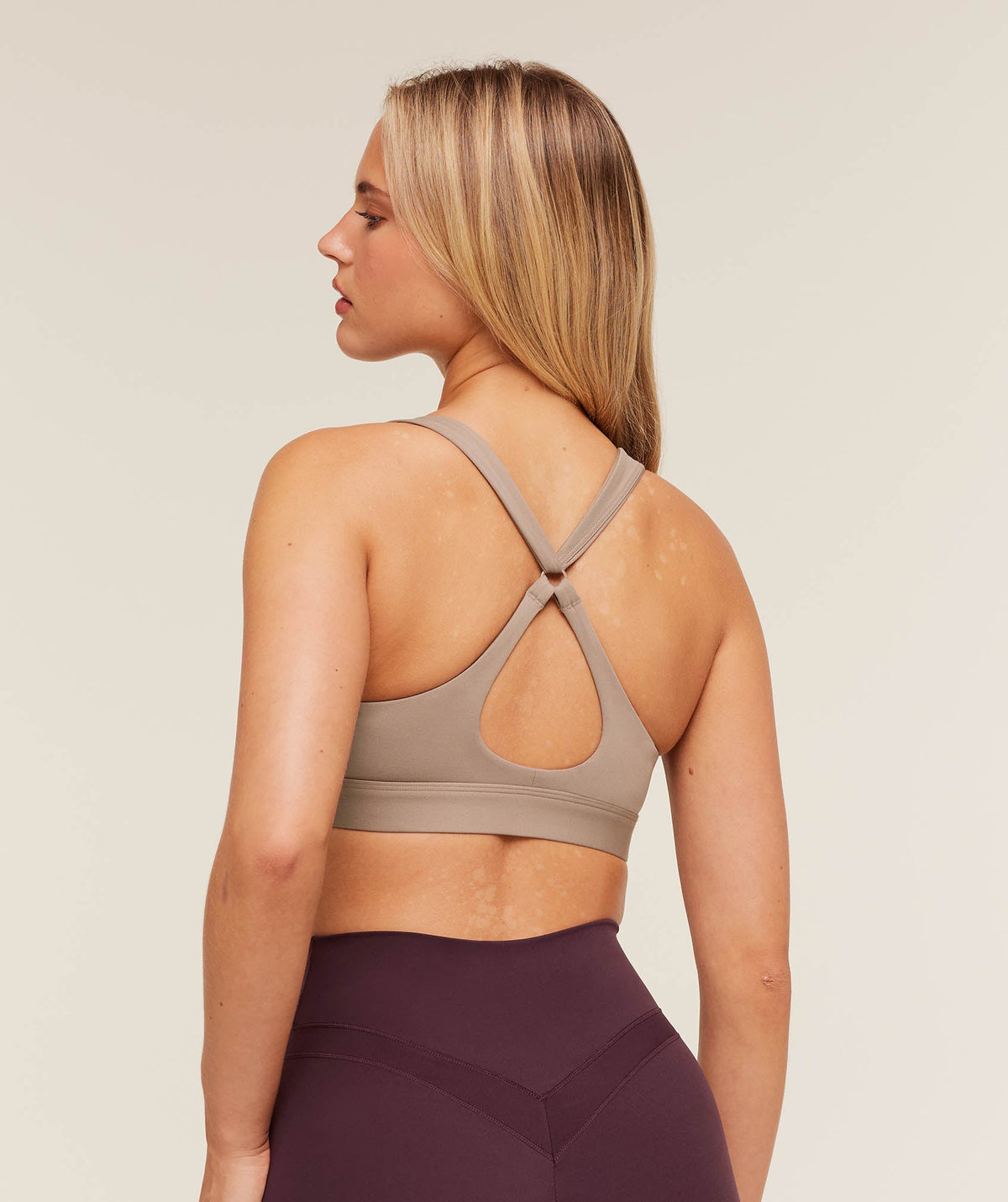 gymshark-peek-a-boo-sports-bra-sports-bras-brown-aw25