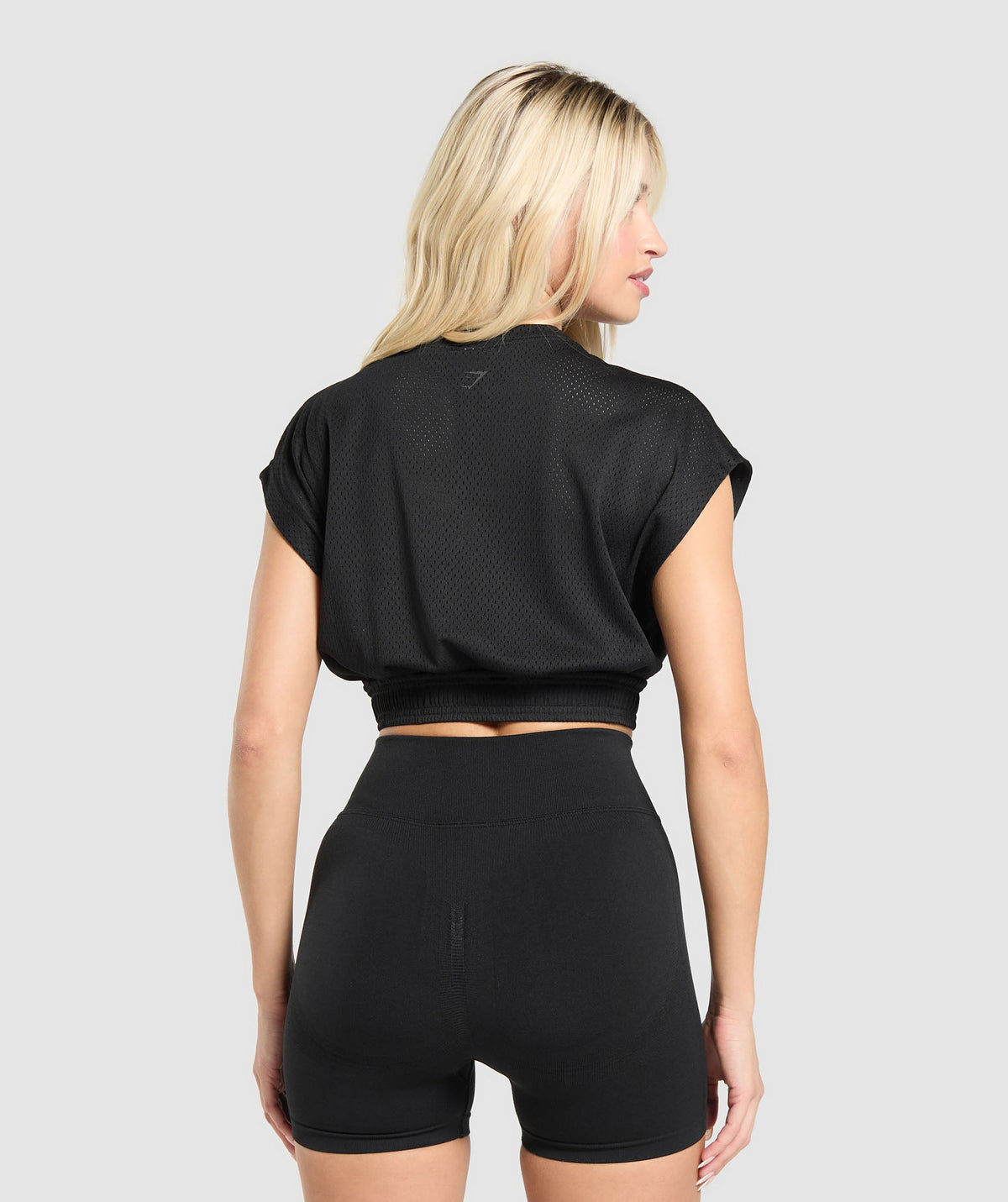 gymshark-mesh-graphic-crop-top-crop-tops-black-ss25