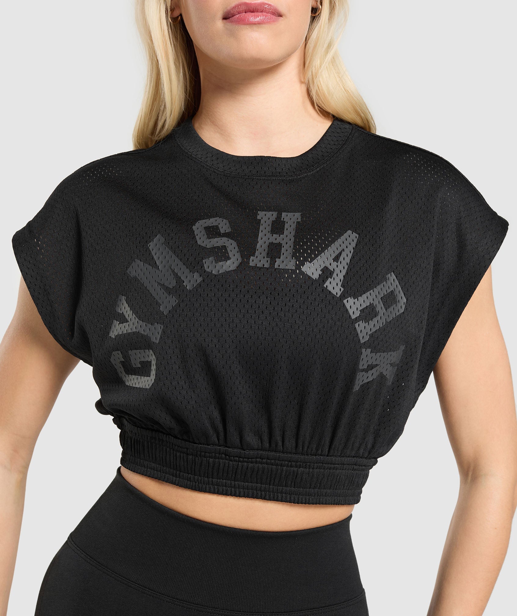 gymshark-mesh-graphic-crop-top-crop-tops-black-ss25