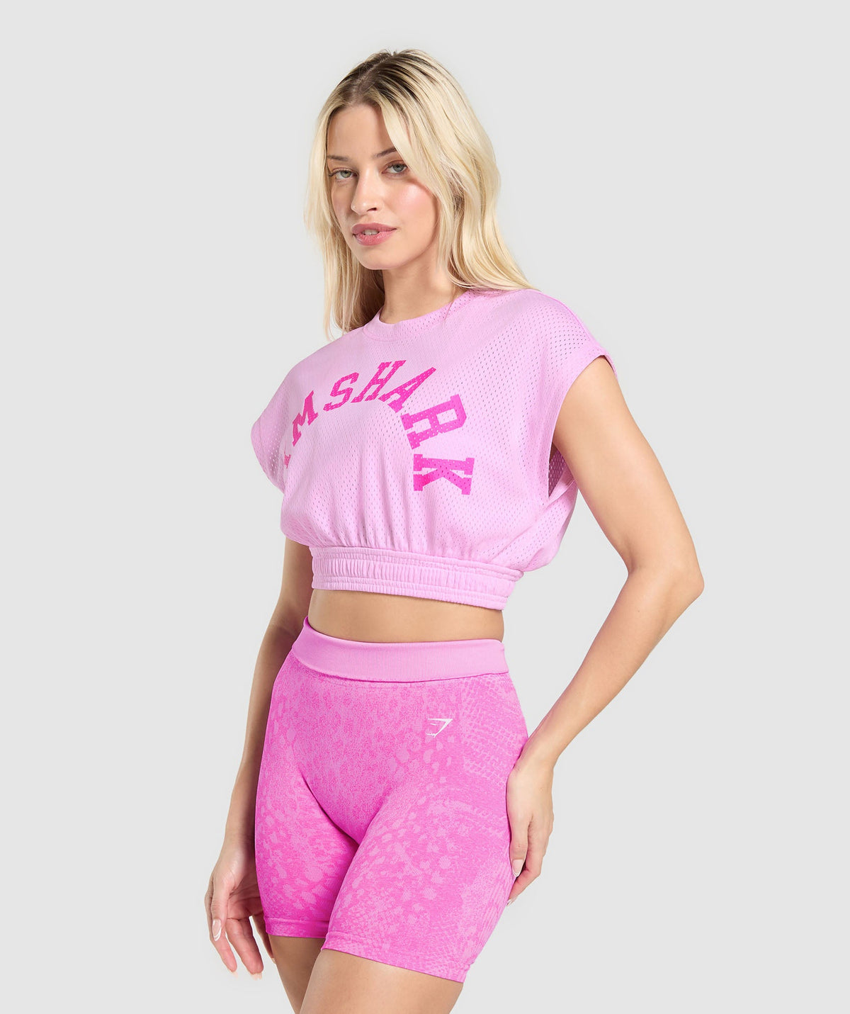 gymshark-mesh-graphic-crop-top-crop-tops-pink-ss25