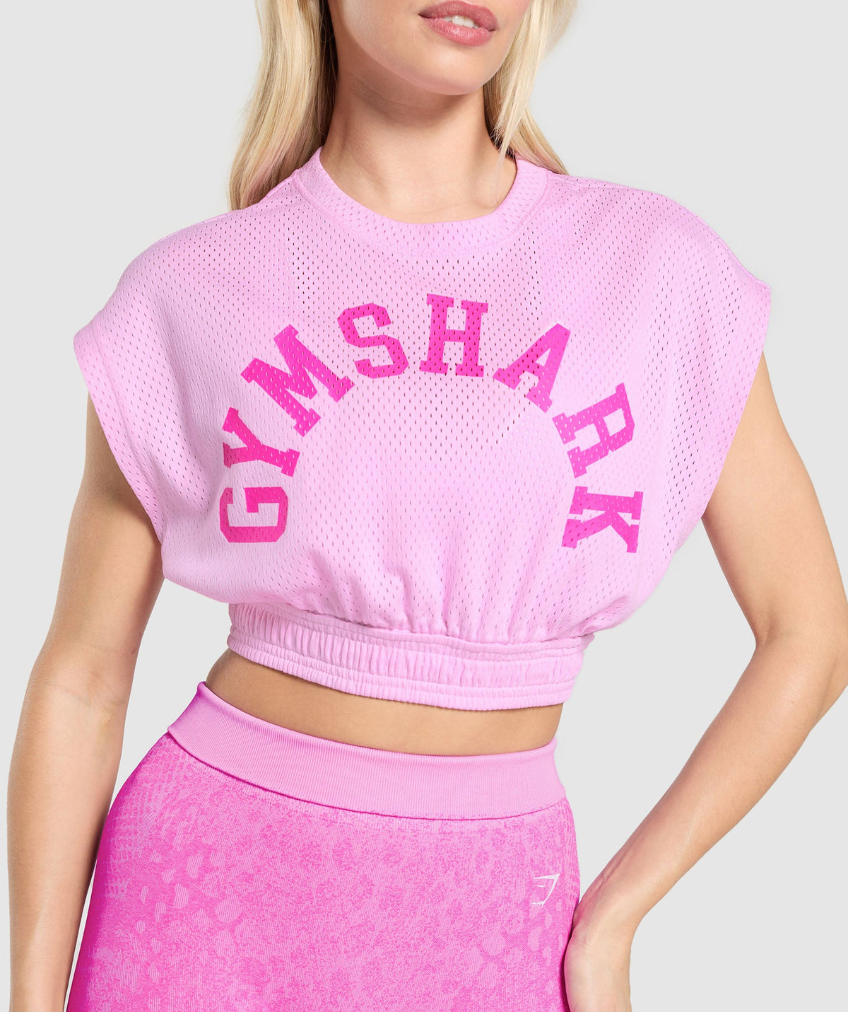 gymshark-mesh-graphic-crop-top-crop-tops-pink-ss25