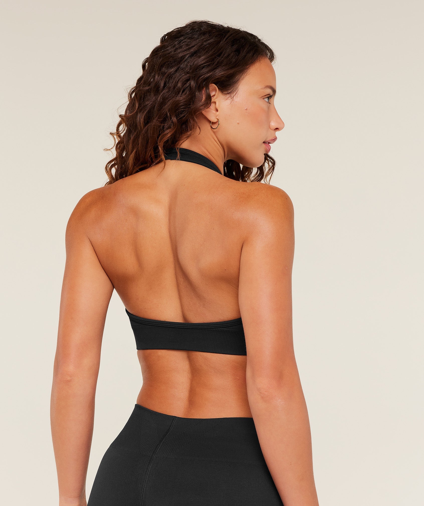 gymshark-steel-seamless-halter-neck-bra-sports-bras-black-ss26