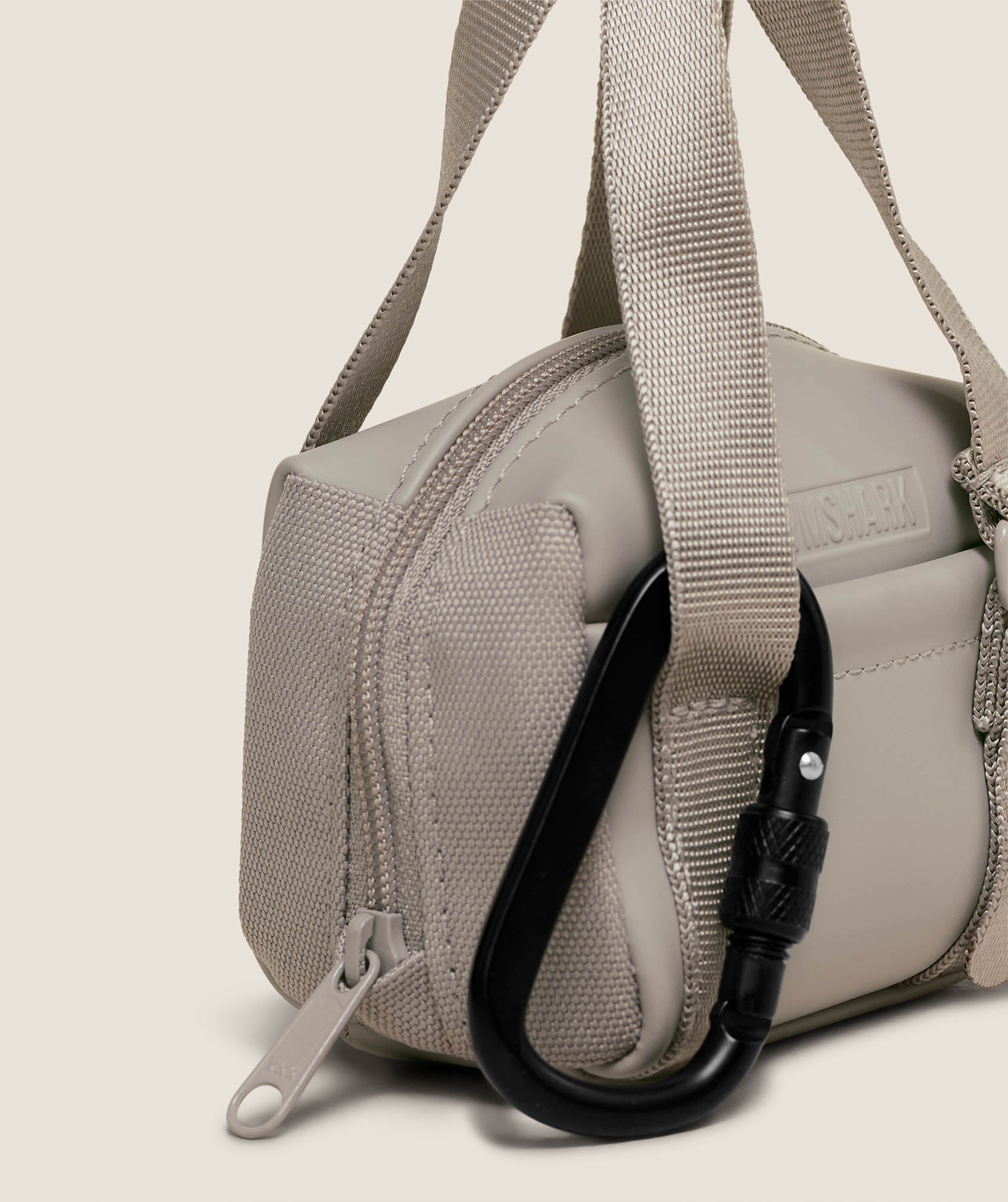 gymshark-everyday-mini-holdall-keychain-misc-grey-aw25