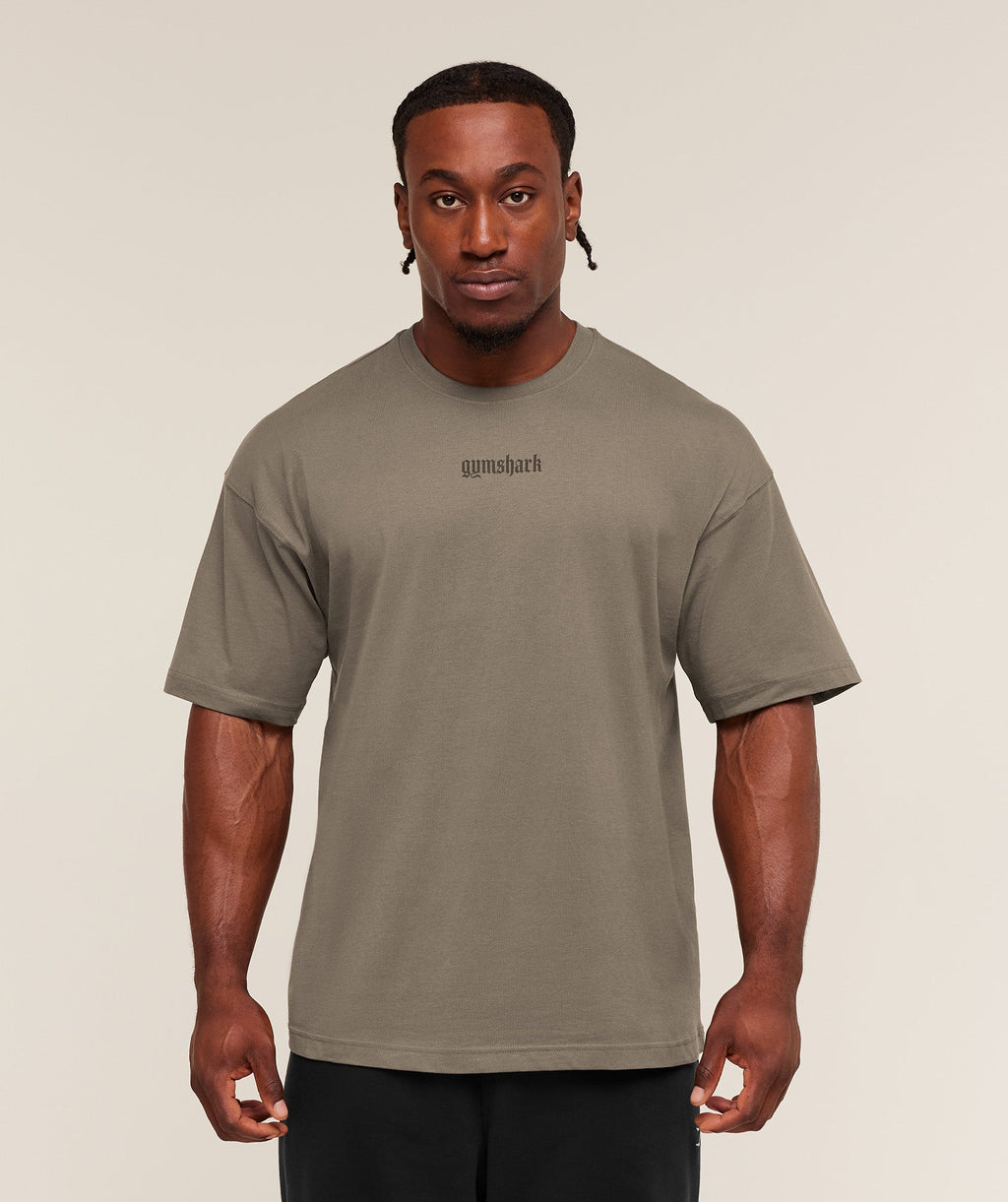 gymshark-olde-english-t-shirt-ss-tops-brown-aw25