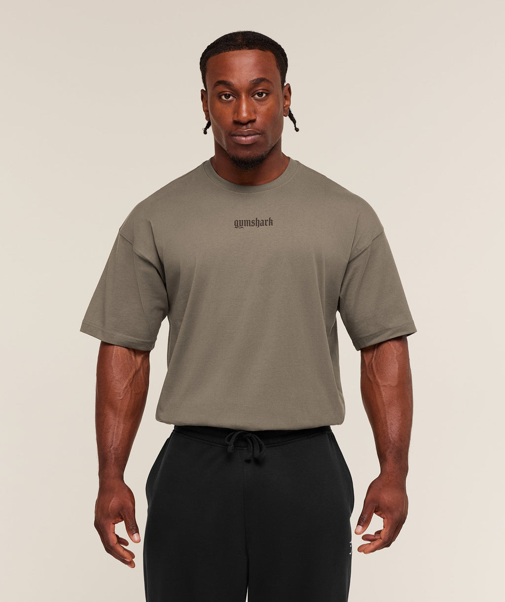 gymshark-olde-english-t-shirt-ss-tops-brown-aw25