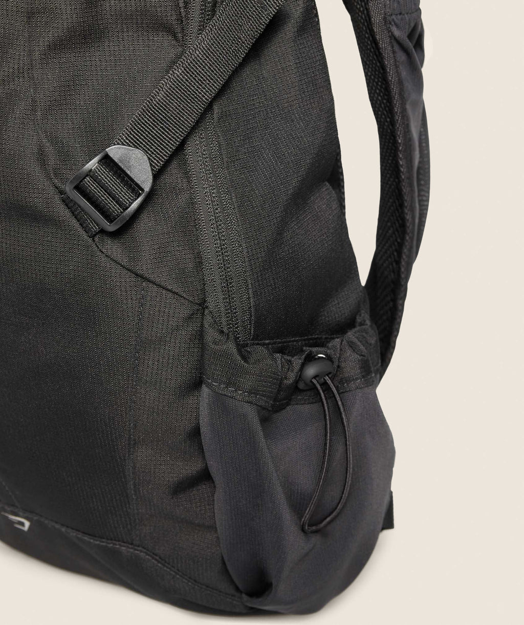 gymshark-running-backpack-black-aw24