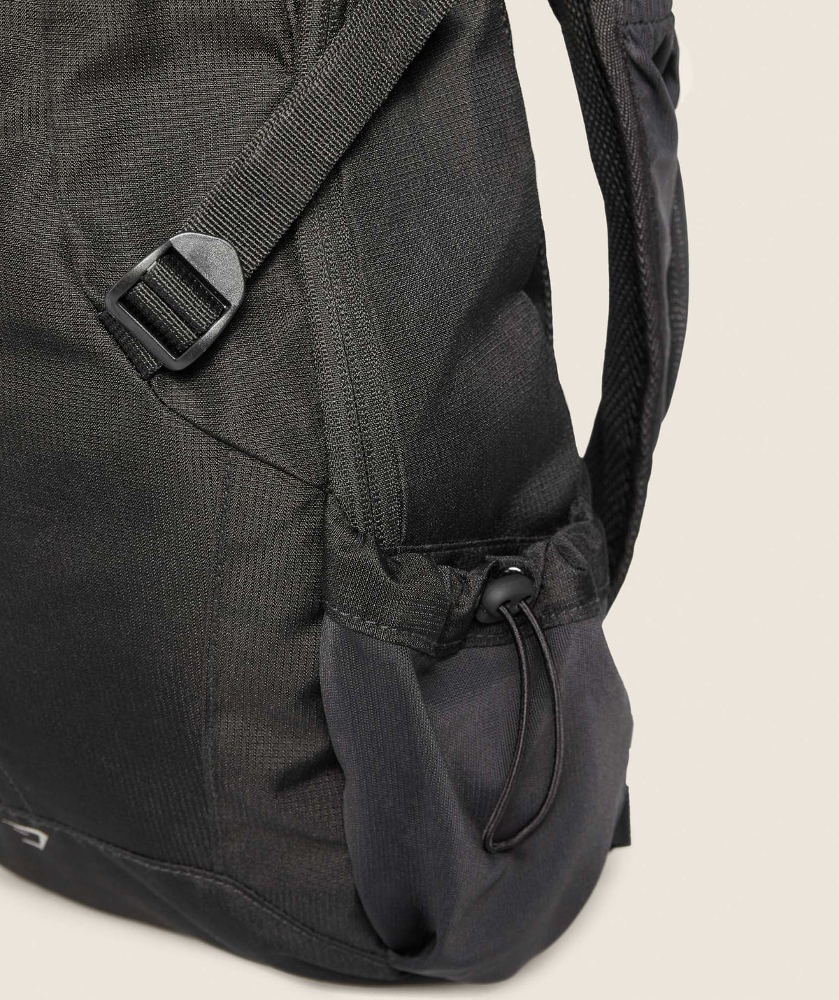 gymshark-running-backpack-black-aw24
