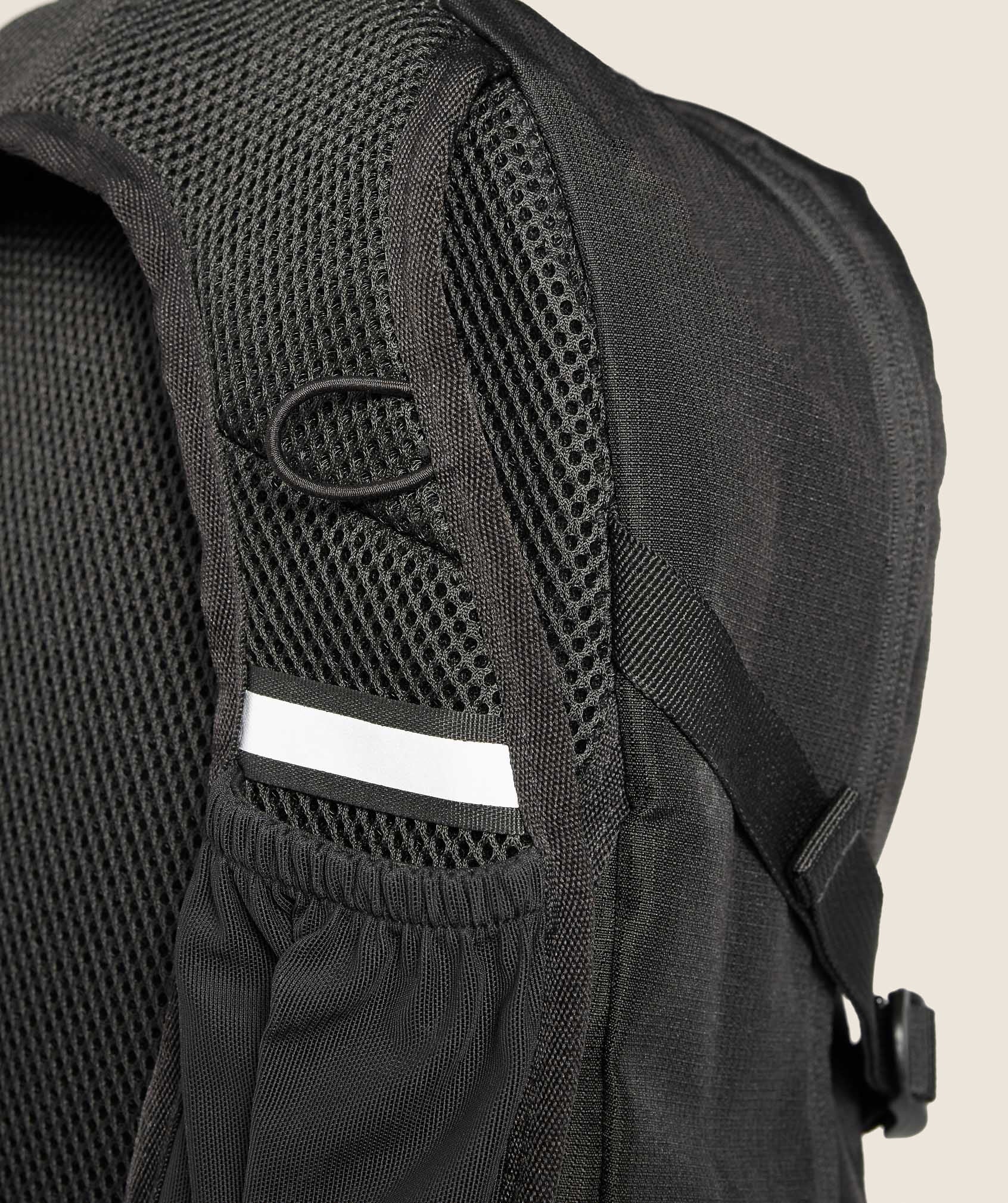 gymshark-running-backpack-black-aw24