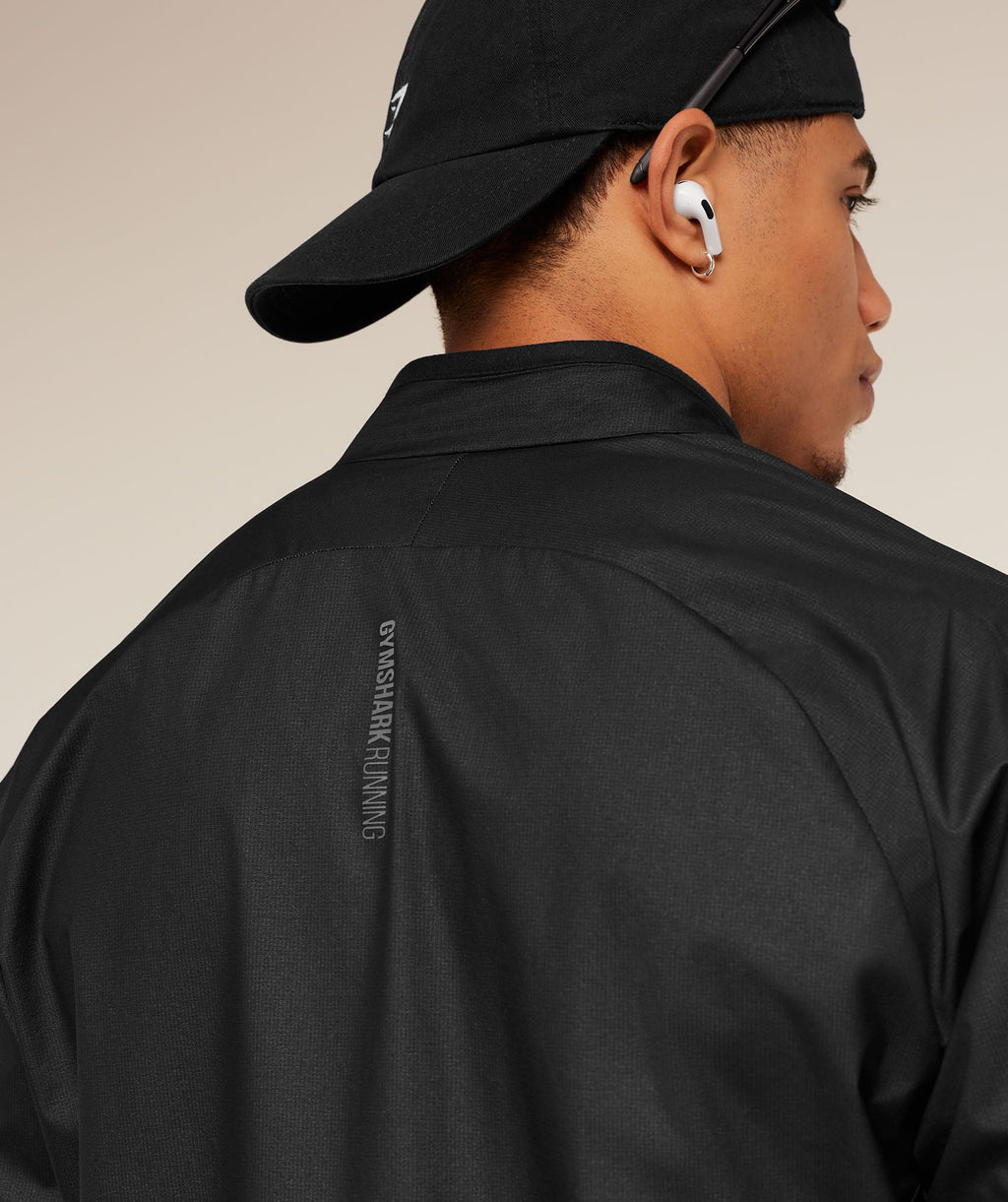 gymshark-running-elite-lightweight-windbreaker-jackets-outerwear-black-ss25