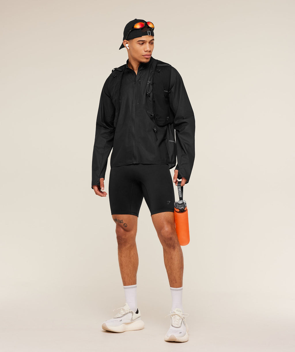 gymshark-running-elite-lightweight-windbreaker-jackets-outerwear-black-ss25