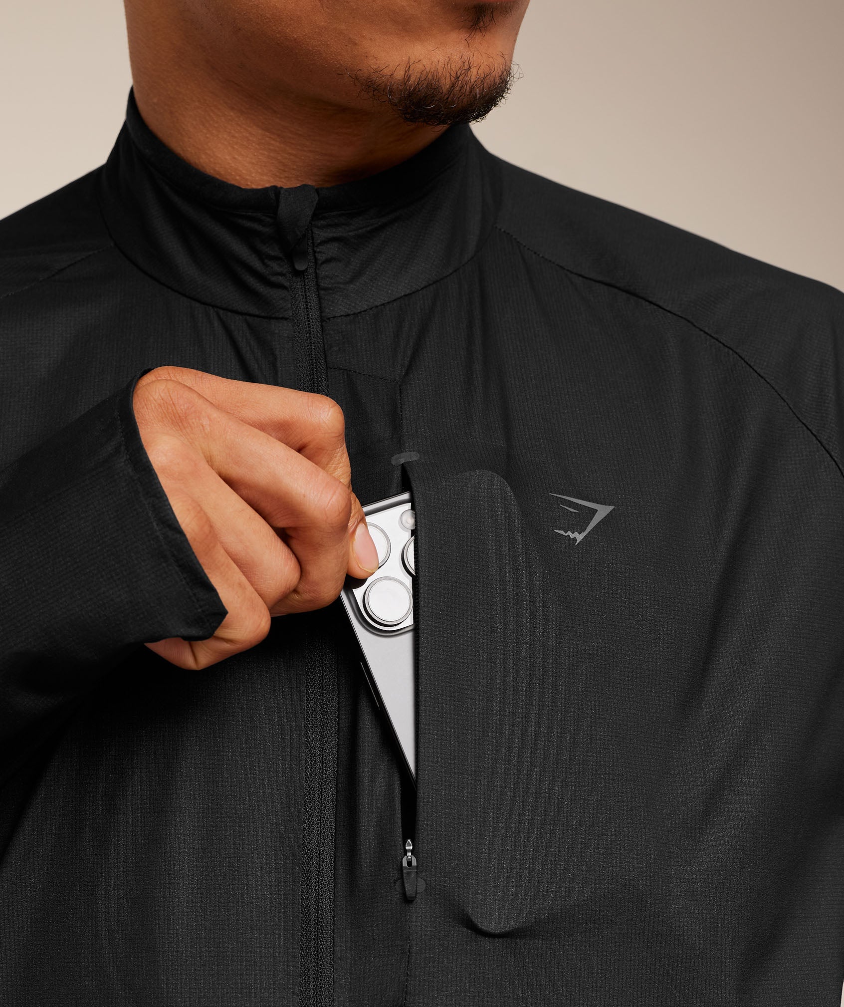 gymshark-running-elite-lightweight-windbreaker-jackets-outerwear-black-ss25