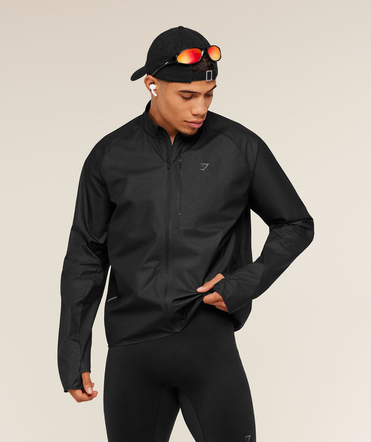gymshark-running-elite-lightweight-windbreaker-jackets-outerwear-black-ss25