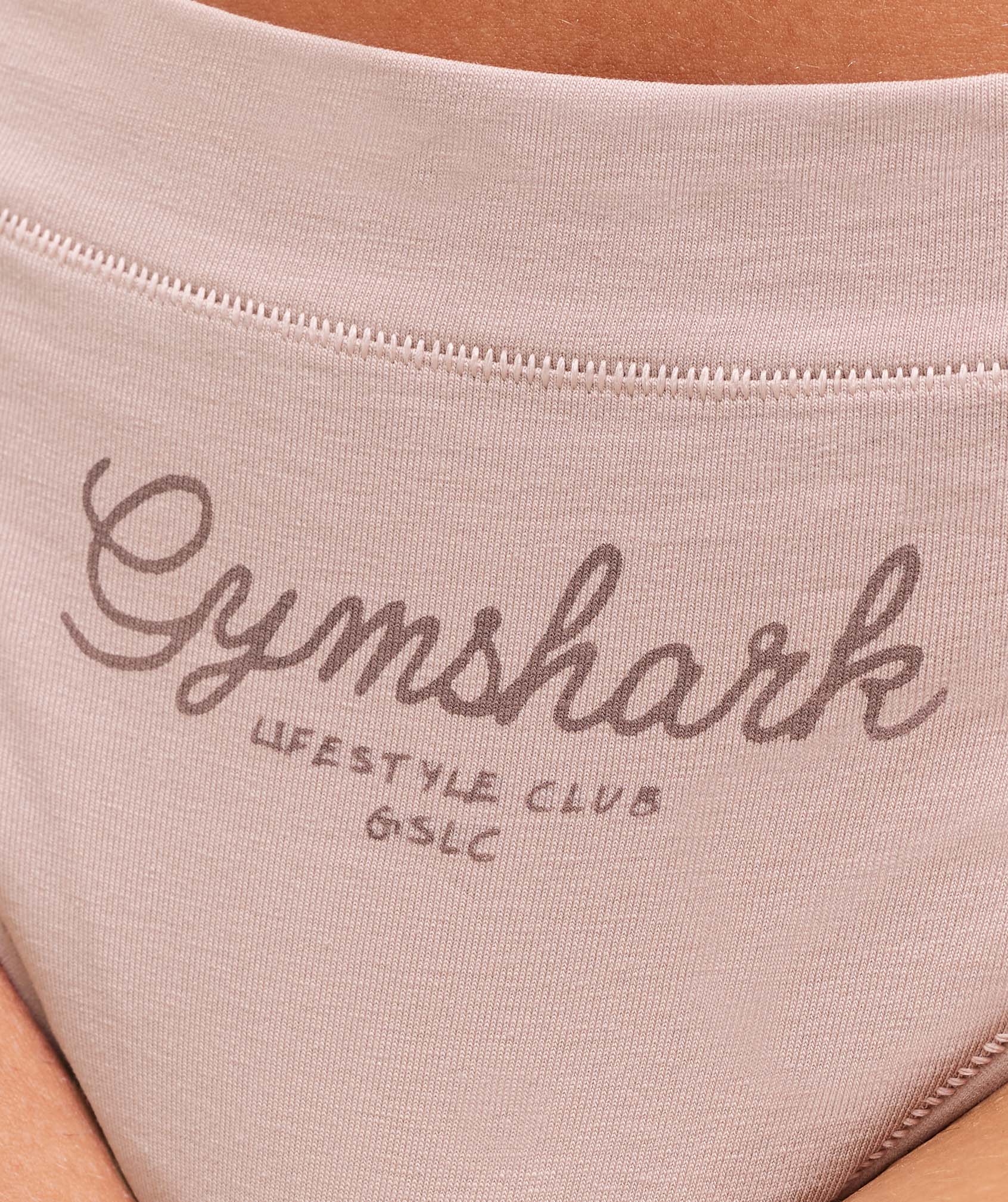 gymshark-script-lifestyle-club-graphic-thong-underwear-pink-ss25