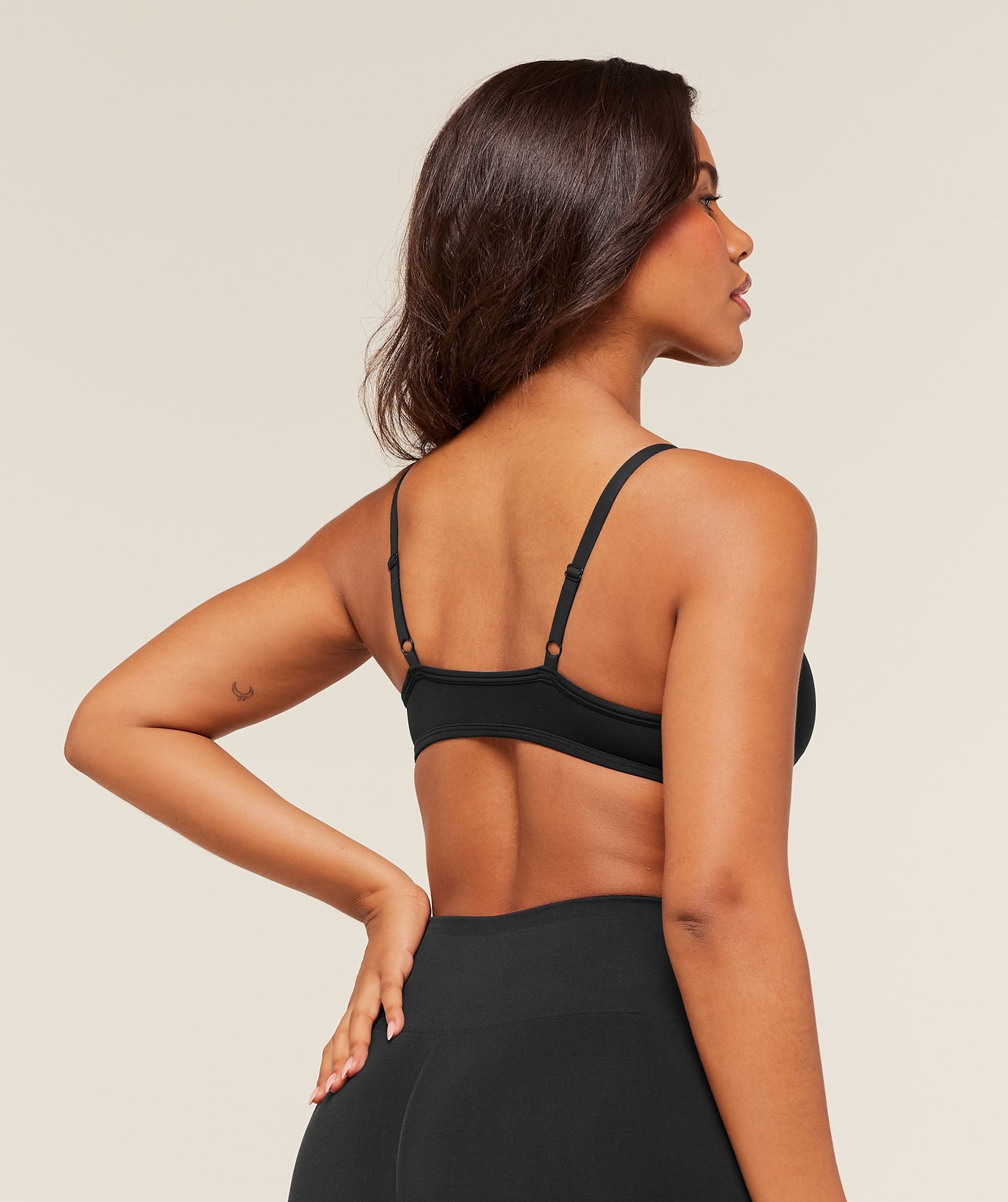 gymshark-soft-sculpt-v-neck-sports-bra-sports-bras-black-aw25