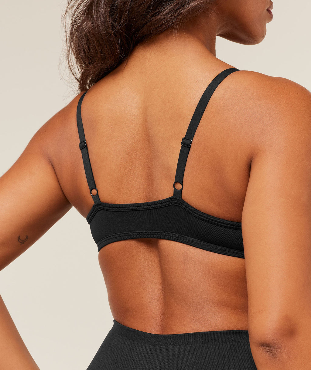 gymshark-soft-sculpt-v-neck-sports-bra-sports-bras-black-aw25