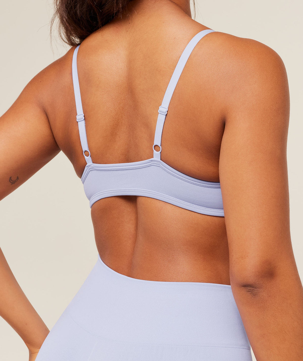 gymshark-soft-sculpt-v-neck-sports-bra-sports-bras-blue-aw25-1