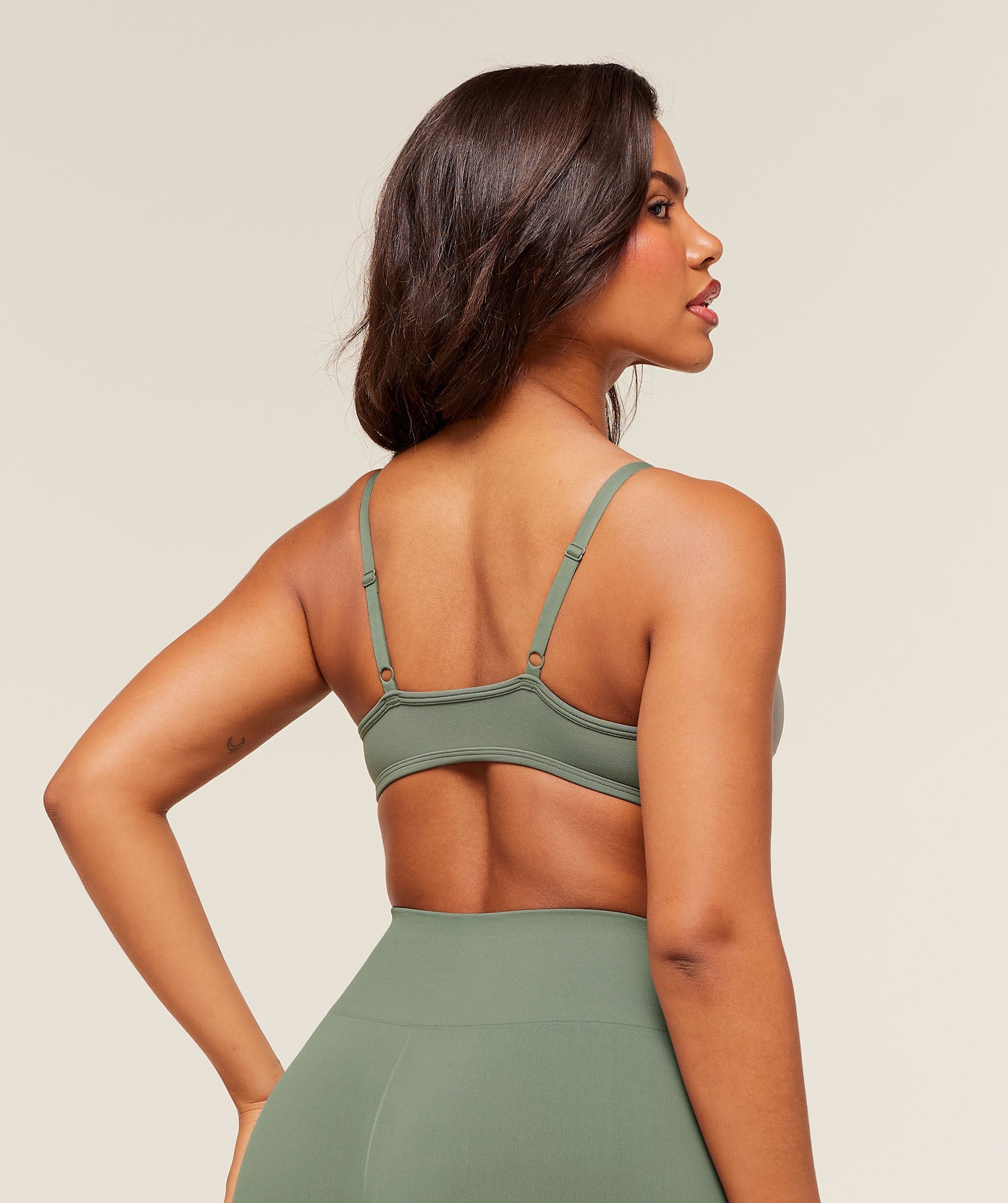 gymshark-soft-sculpt-v-neck-sports-bra-sports-bras-green-aw25