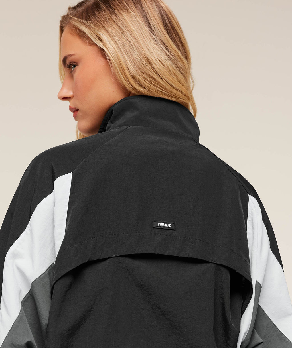 gymshark-contrast-woven-jacket-jackets-outerwear-black-aw25