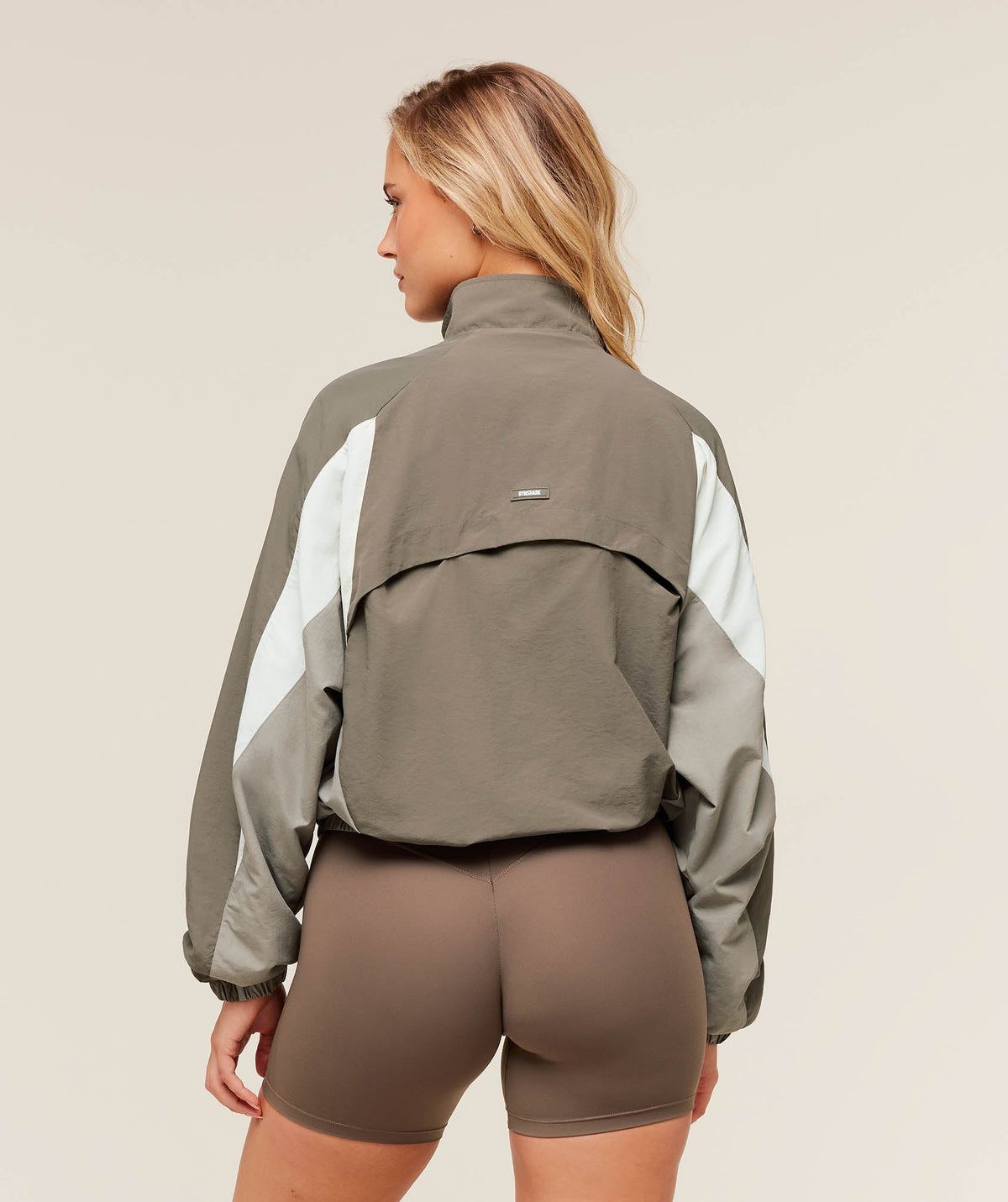 gymshark-contrast-woven-jacket-jackets-outerwear-brown-aw25-1