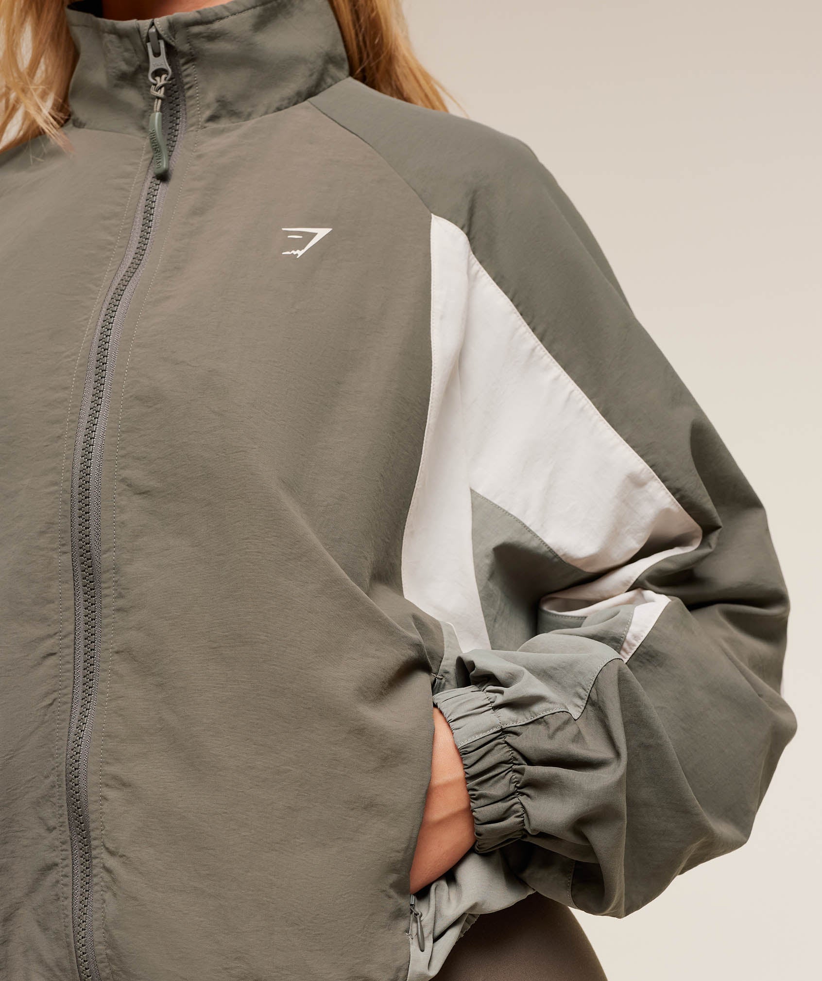 gymshark-contrast-woven-jacket-jackets-outerwear-brown-aw25-1