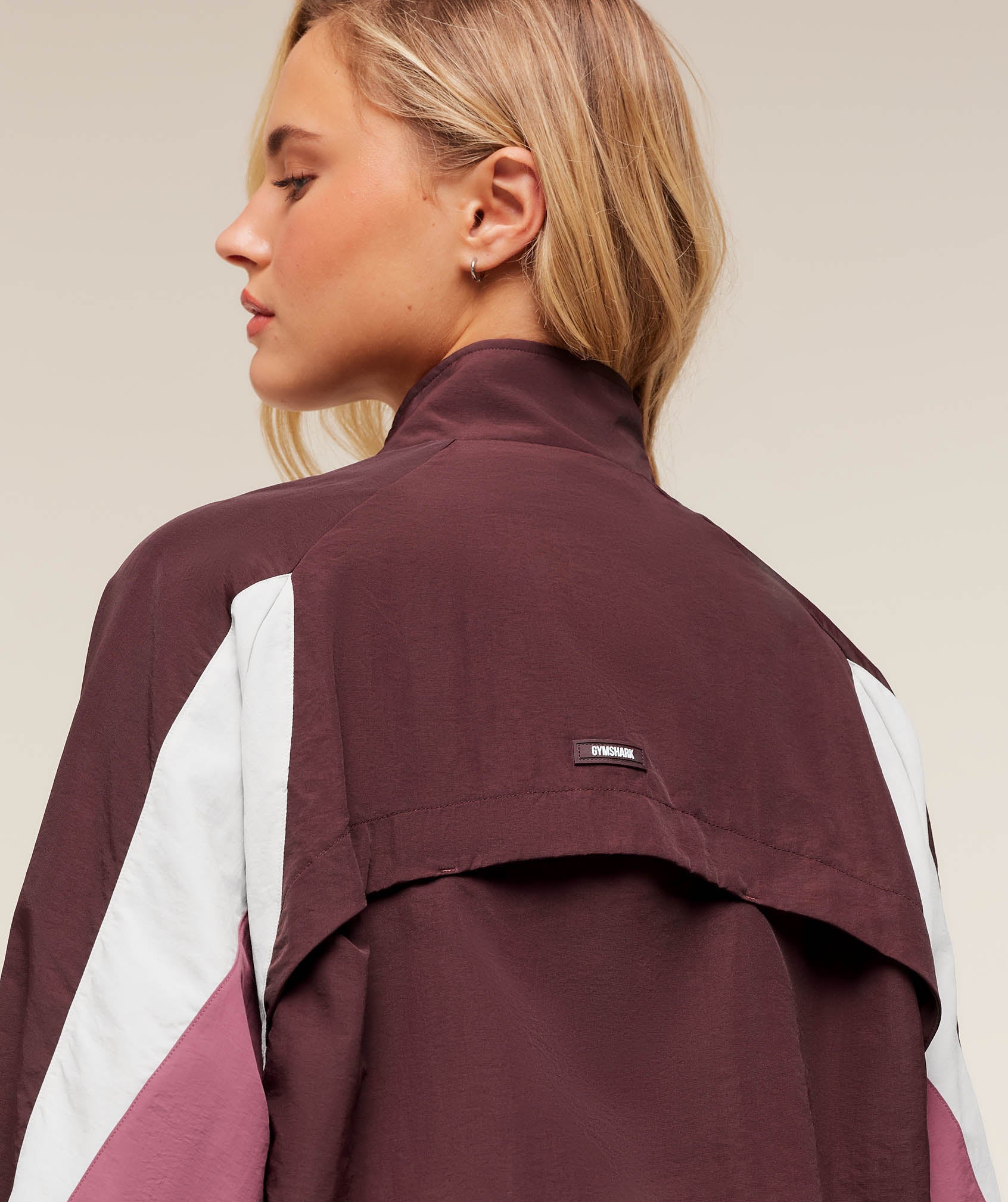 gymshark-contrast-woven-jacket-jackets-outerwear-brown-aw25