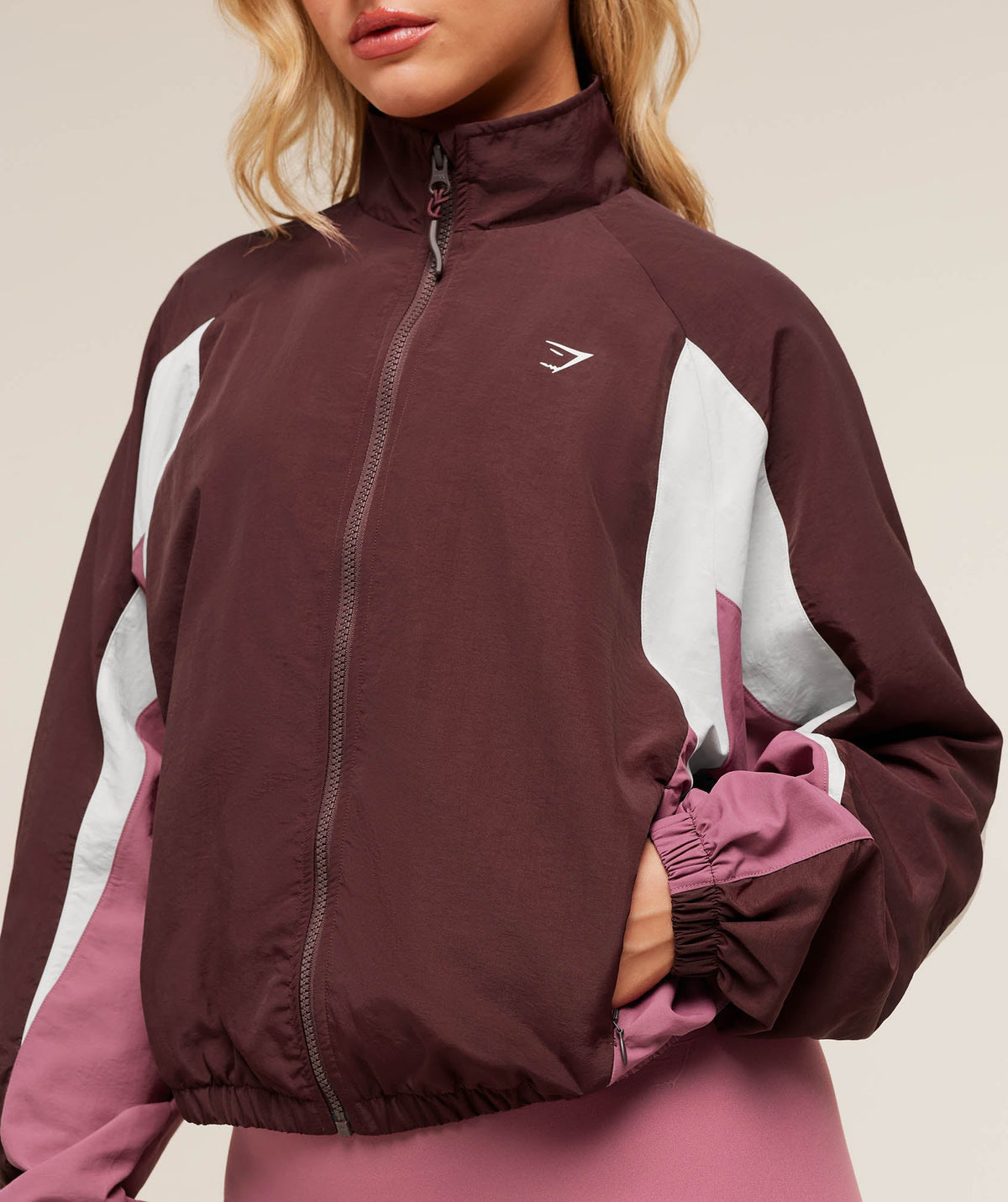 gymshark-contrast-woven-jacket-jackets-outerwear-brown-aw25