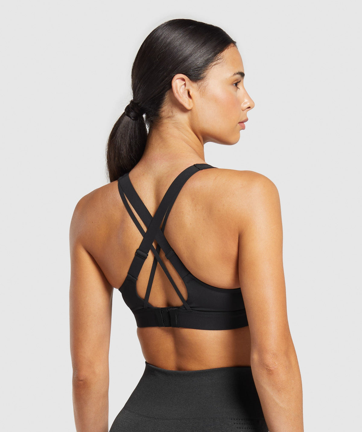 gymshark-strappy-back-medium-support-sports-bra-sports-bras-black-ss25