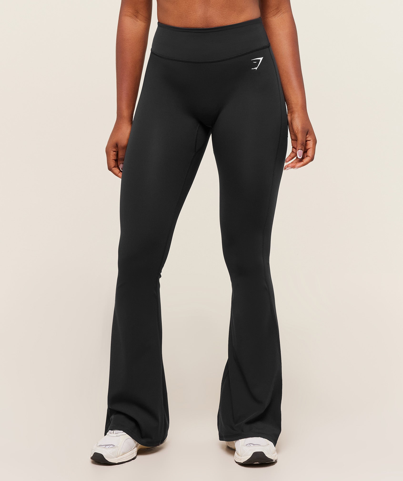 gymshark-superset-back-pocket-flared-legging-leggings-black-aw25