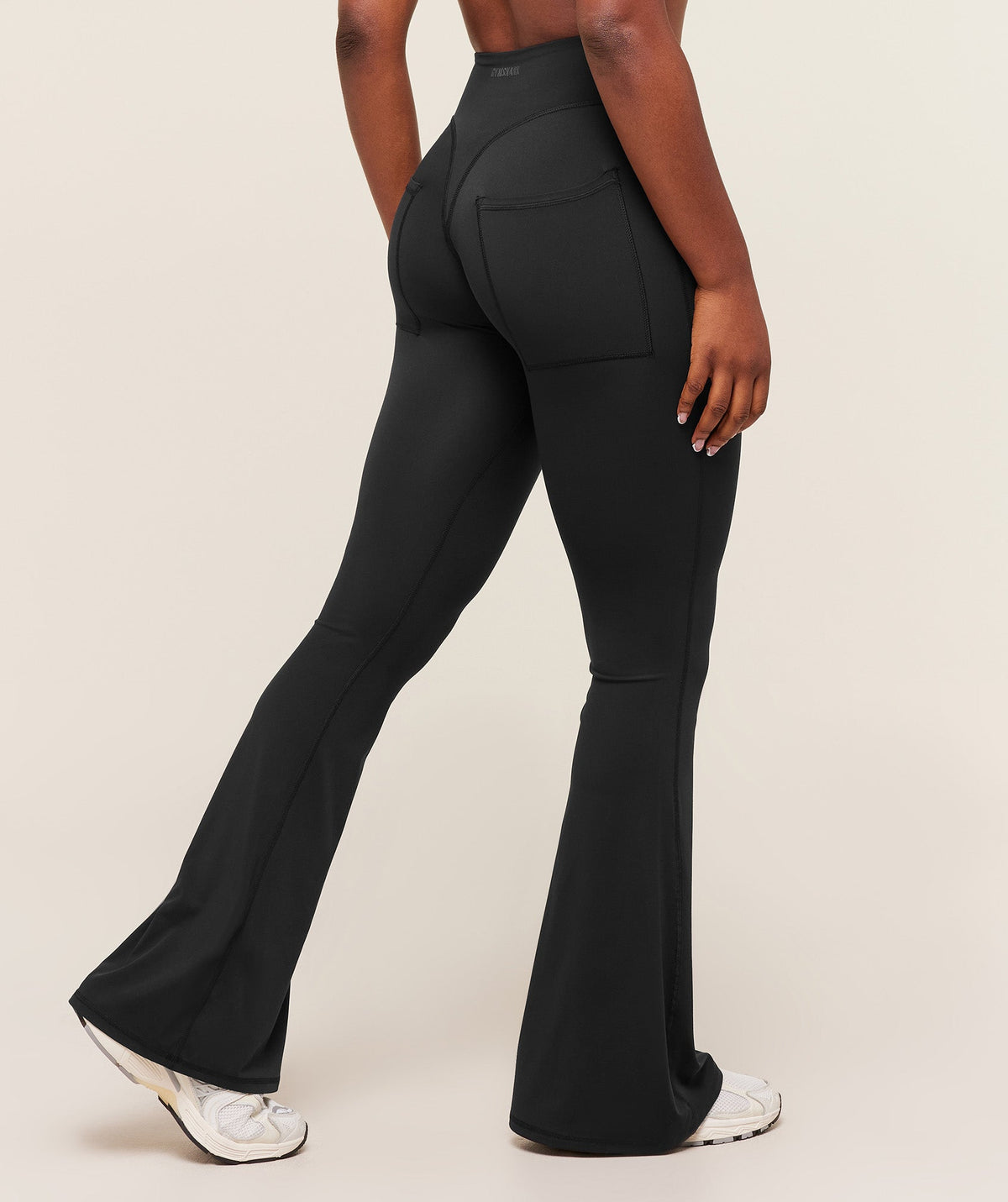 gymshark-superset-back-pocket-flared-legging-leggings-black-aw25