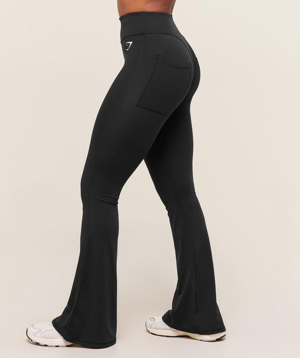 gymshark-superset-back-pocket-flared-legging-leggings-black-aw25